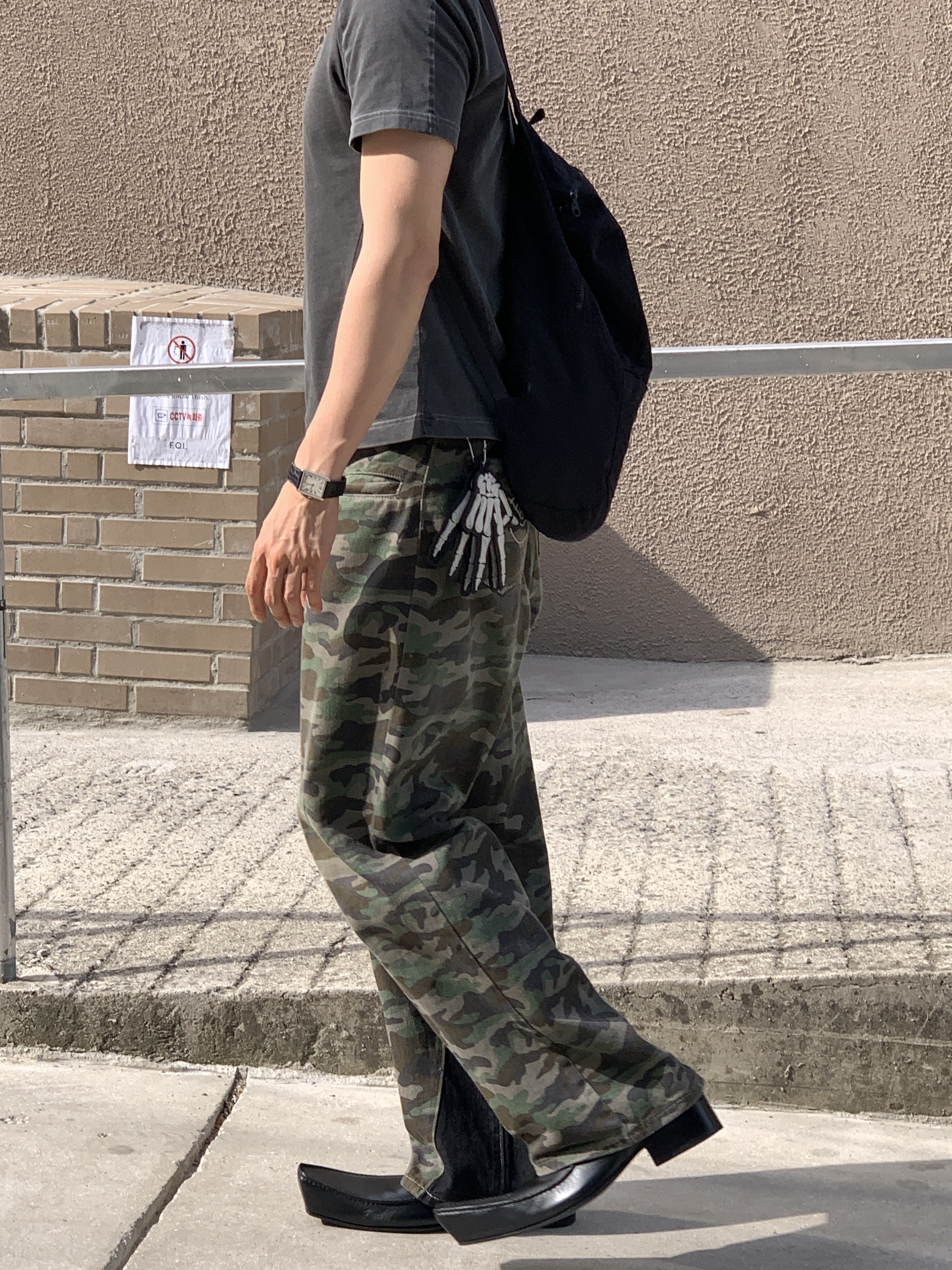 Prada Re-Nylon Hat Black, Balenciaga Romeo Mule Black 착용 스타일 - 5