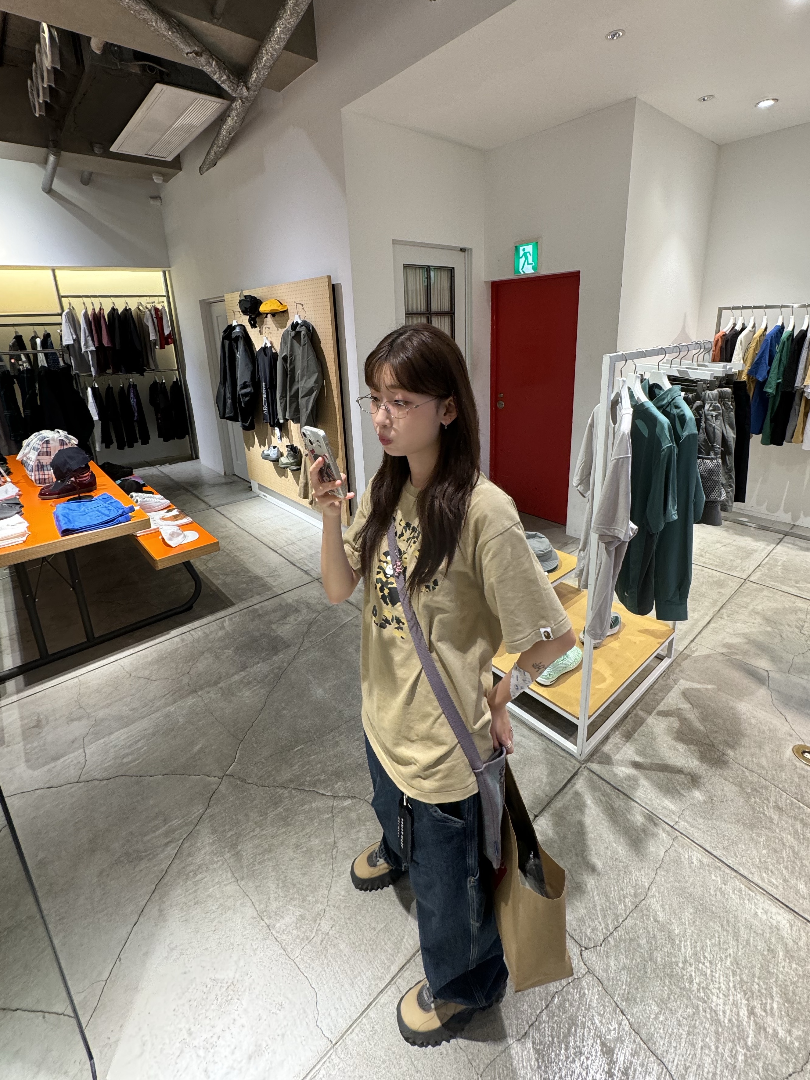 Thisisneverthat x Grateful Dead Lightning Bear Knit Mini Bag Lavender, Oakley Factory Team x Brain Dead Chop Saw Mocha 착용 스타일 - 1
