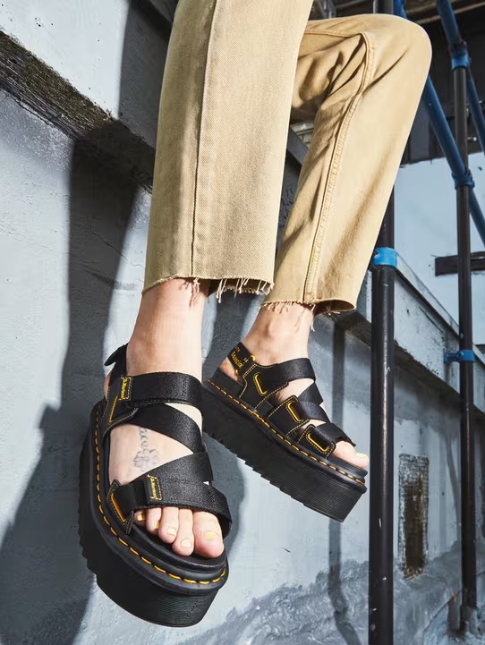 Dr. Martens Kimber Logo Webbing Strap Sandals Black, (W) Dr. Martens Kimber Logo Webbing Strap Sandal Black 착용 스타일