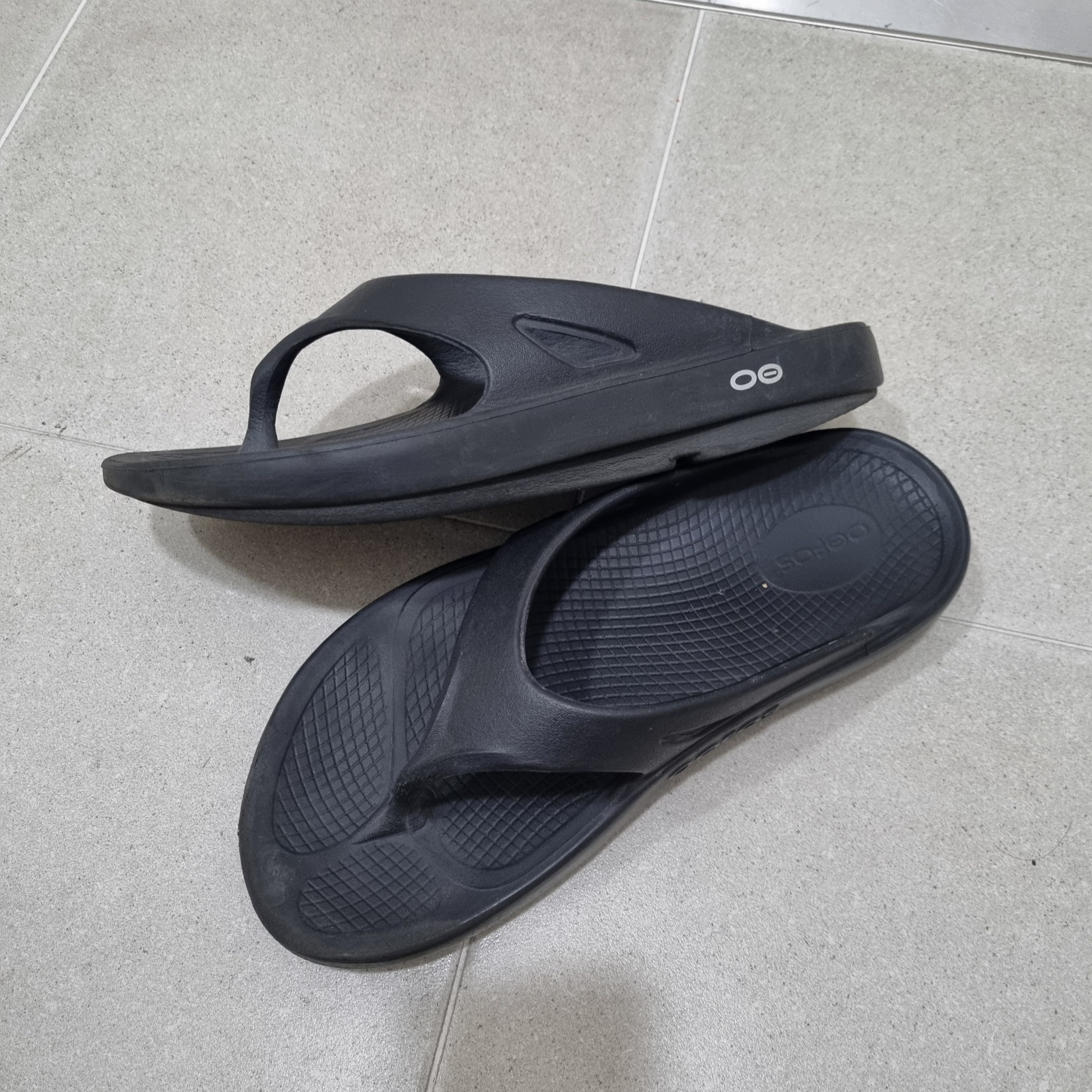 Oofos OOriginal Black 착용 스타일
