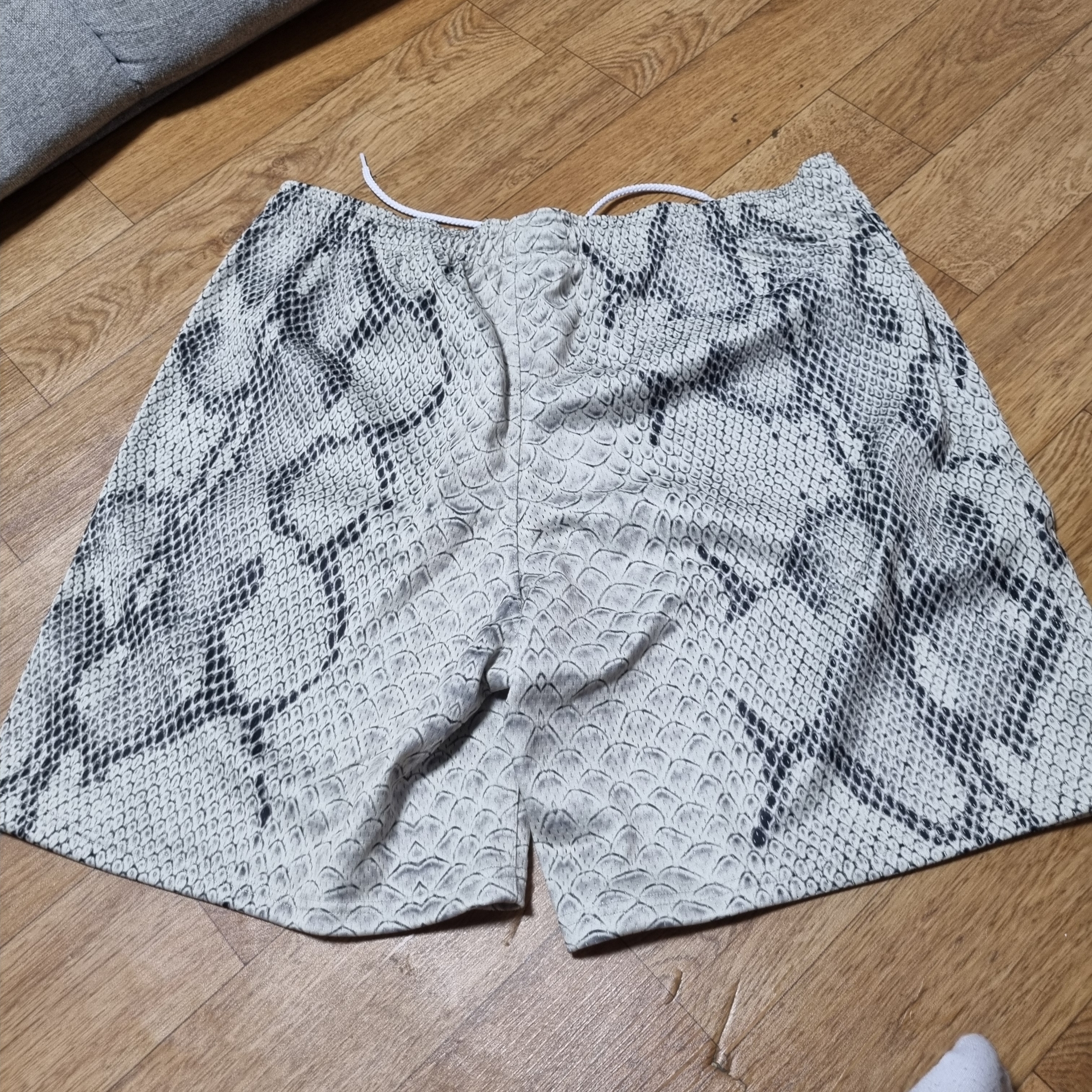 Stussy Mesh Basic Snake Short Bone 착용 스타일 - 2