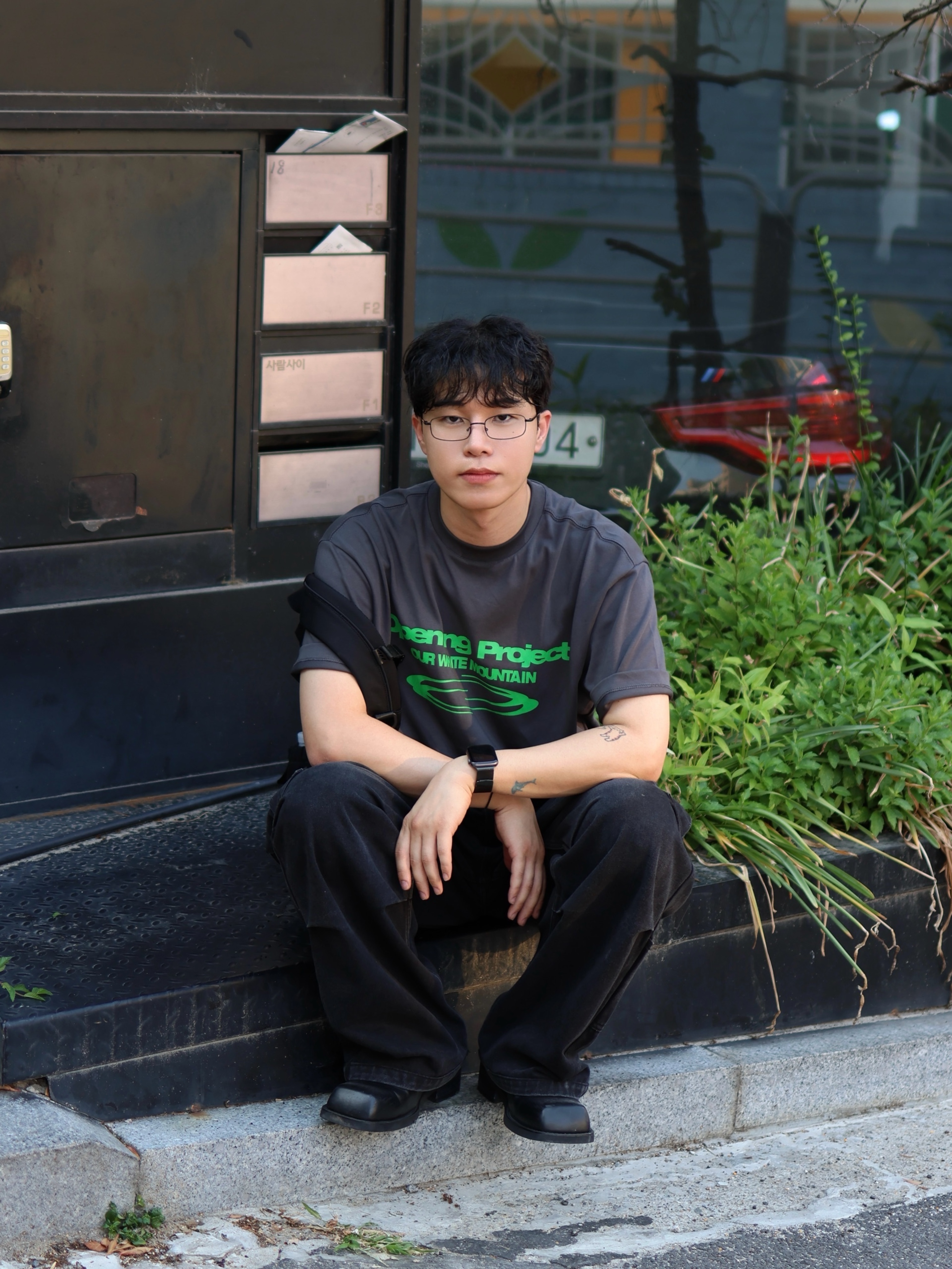 Opening Project Identity T-Shirts Charcoal 착용 스타일 - 3