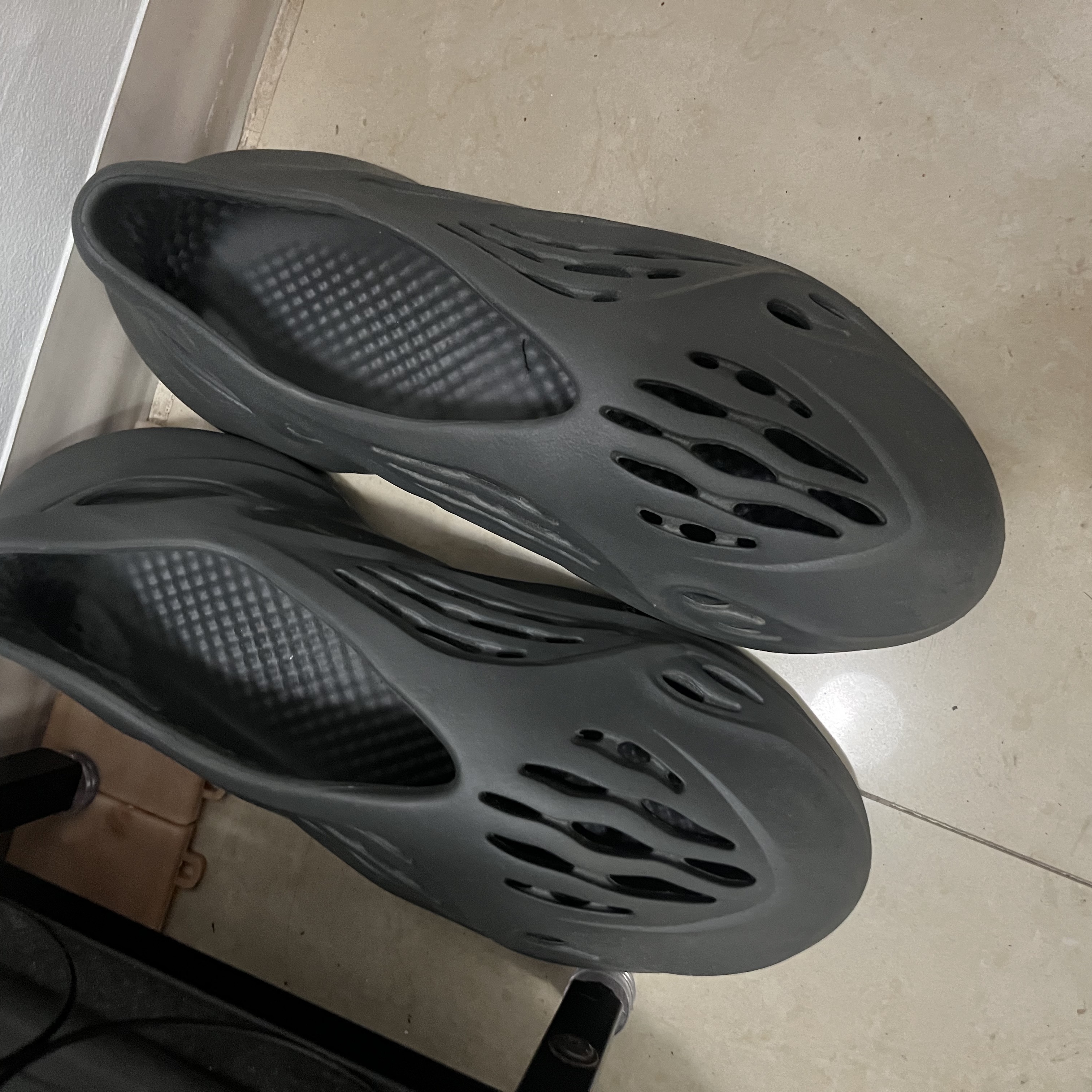 Adidas Yeezy Foam RNNR Carbon 착용 스타일