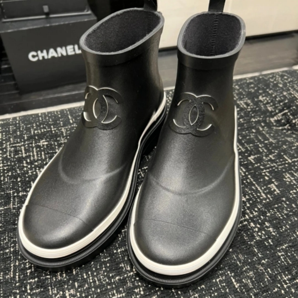 (W) Chanel Ankle Boots Caoutchouc & Black 착용 스타일