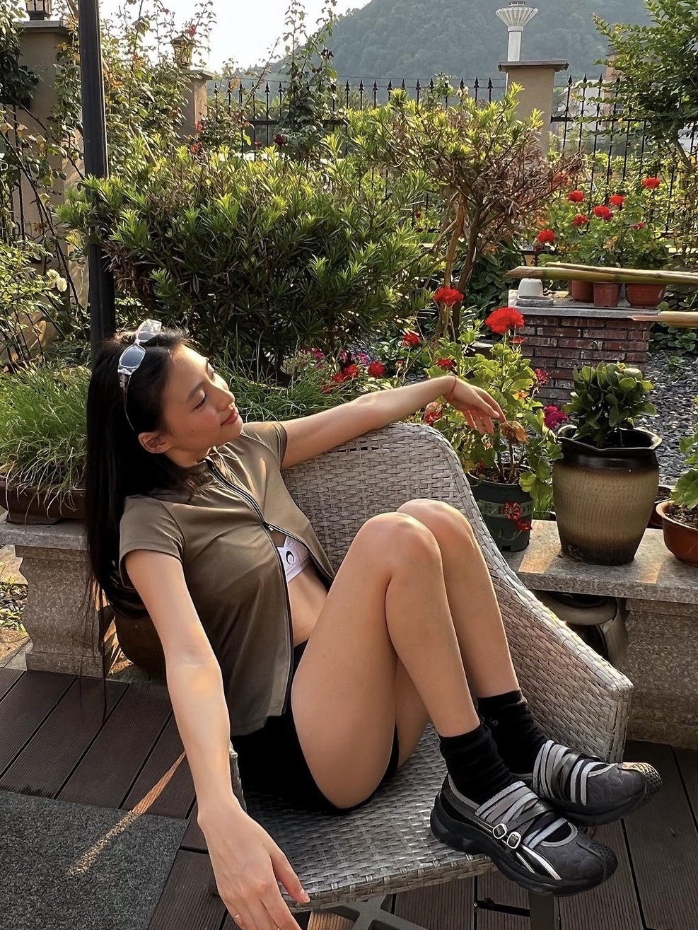 (W) Asics x Kiko Kostadinov x Heaven by Marc Jacobs Gel-Lokros Graphite Grey Gunmetal 착용 스타일 - 2
