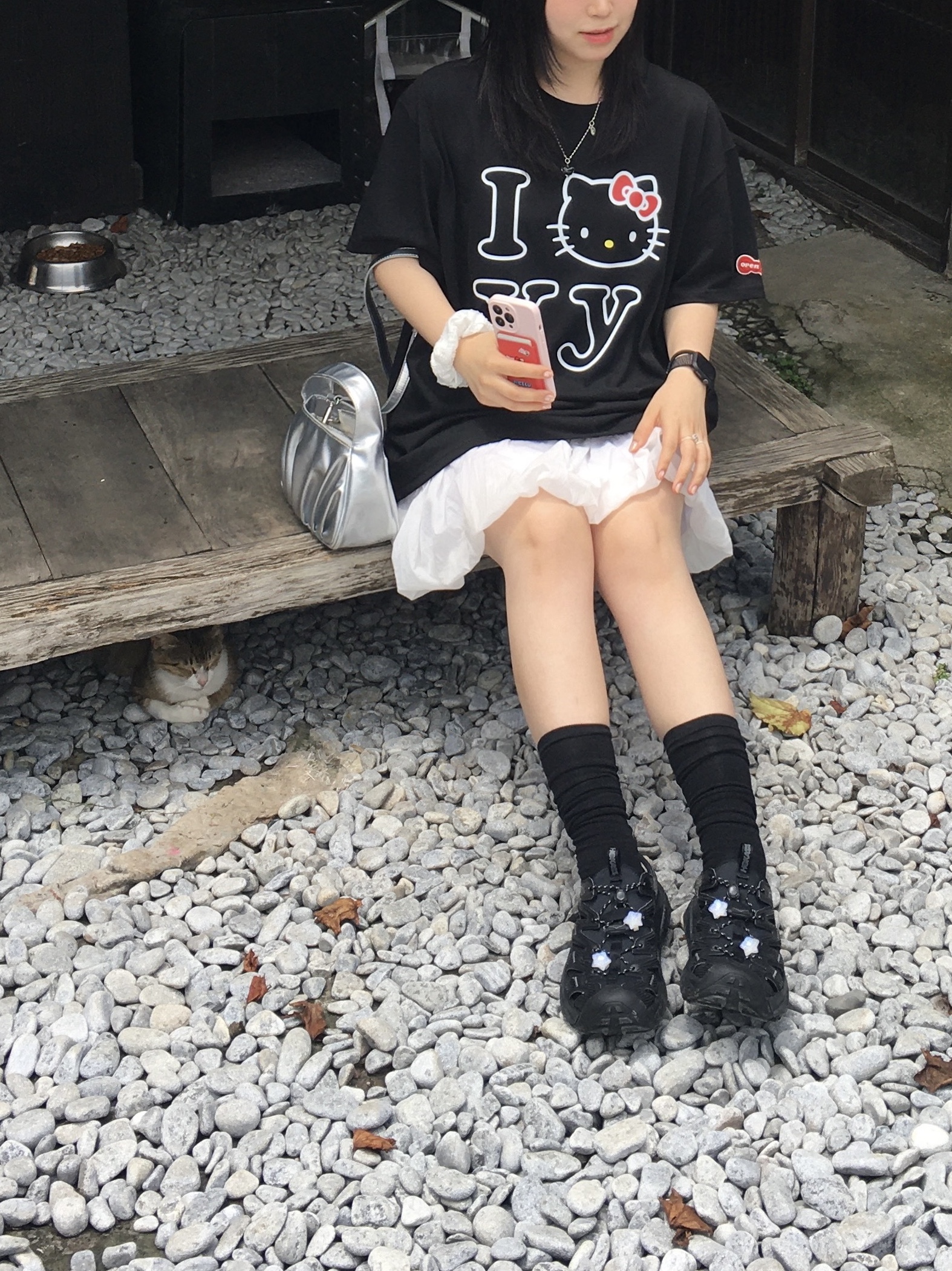 Hoka Hopara Black, Open Yy x Hello Kitty T-Shirt Black 착용 스타일 - 3