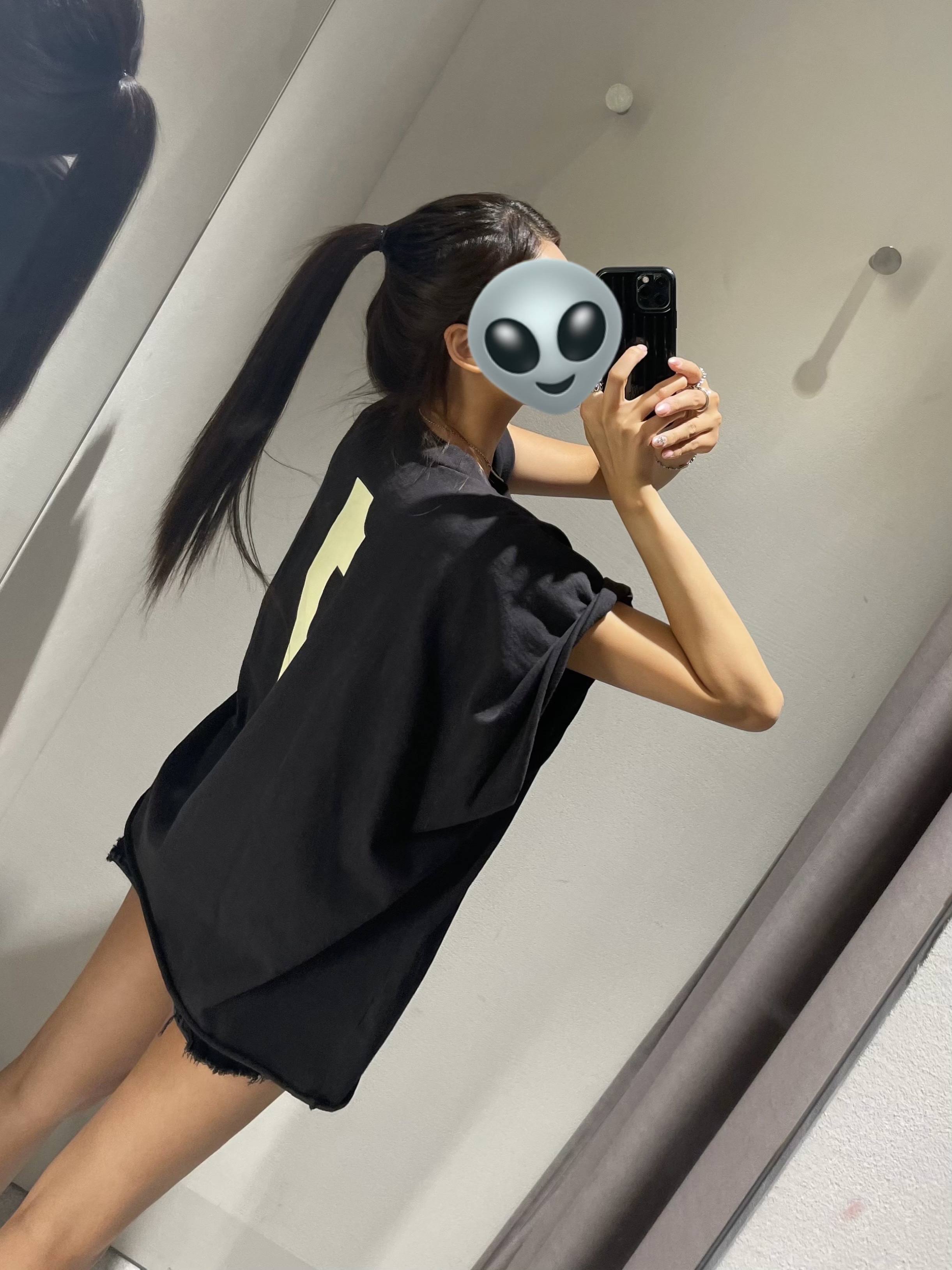Yeezy One Box T-Shirt Black 착용 스타일