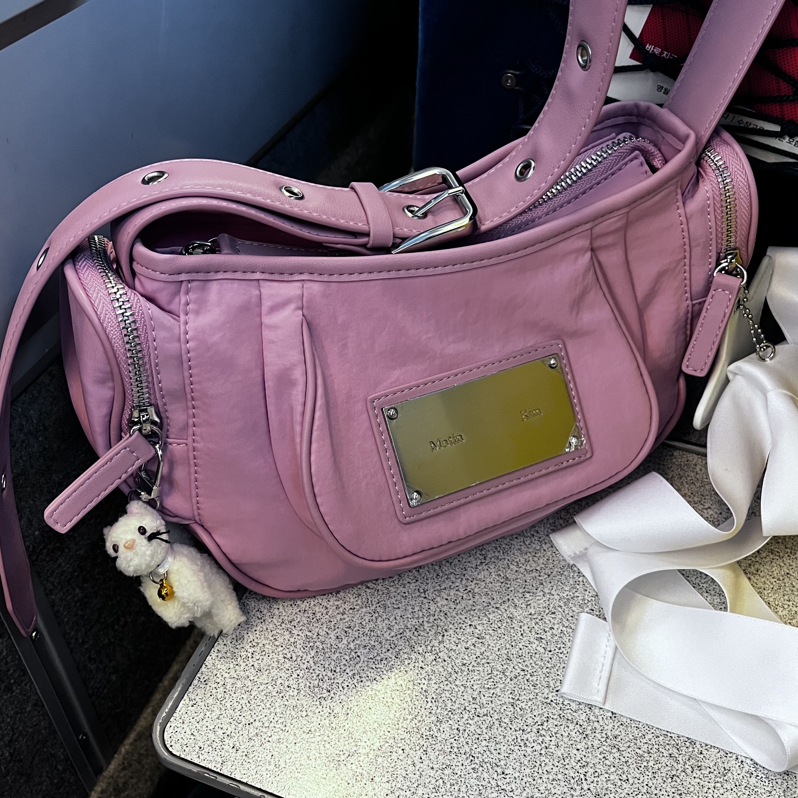 Matin Kim Madeleine Round Bag Pink 착용 스타일