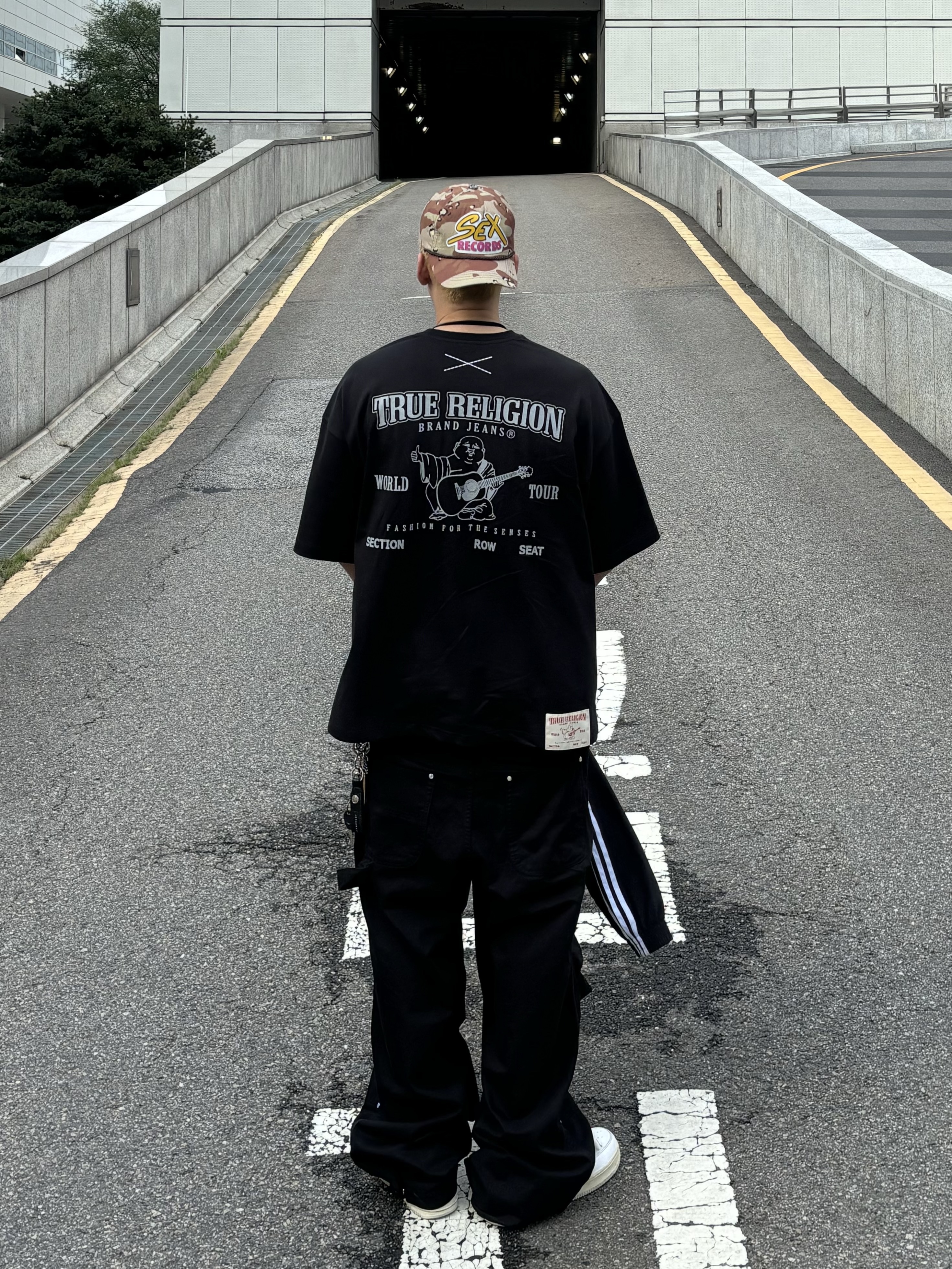 Nike Air Force 1 '07 Low White, True Religion TR O.G T-Shirt Black 착용 스타일 - 3