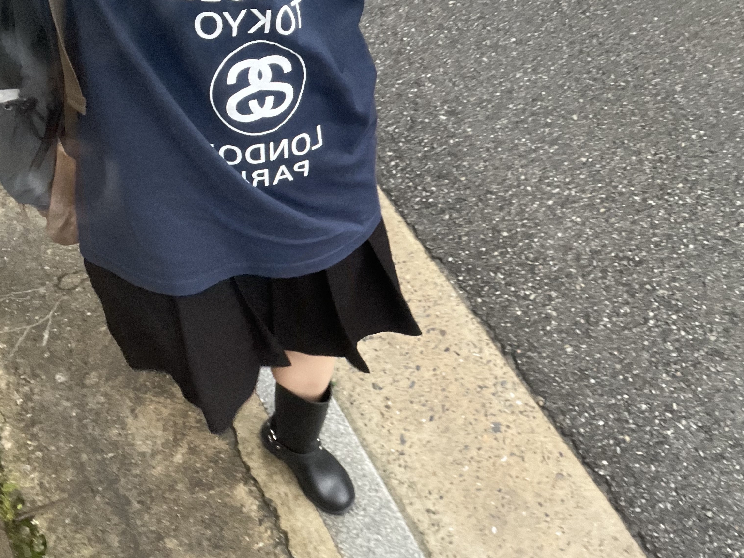 Stussy World Tour T-Shirt Navy 2024,2025 착용 스타일