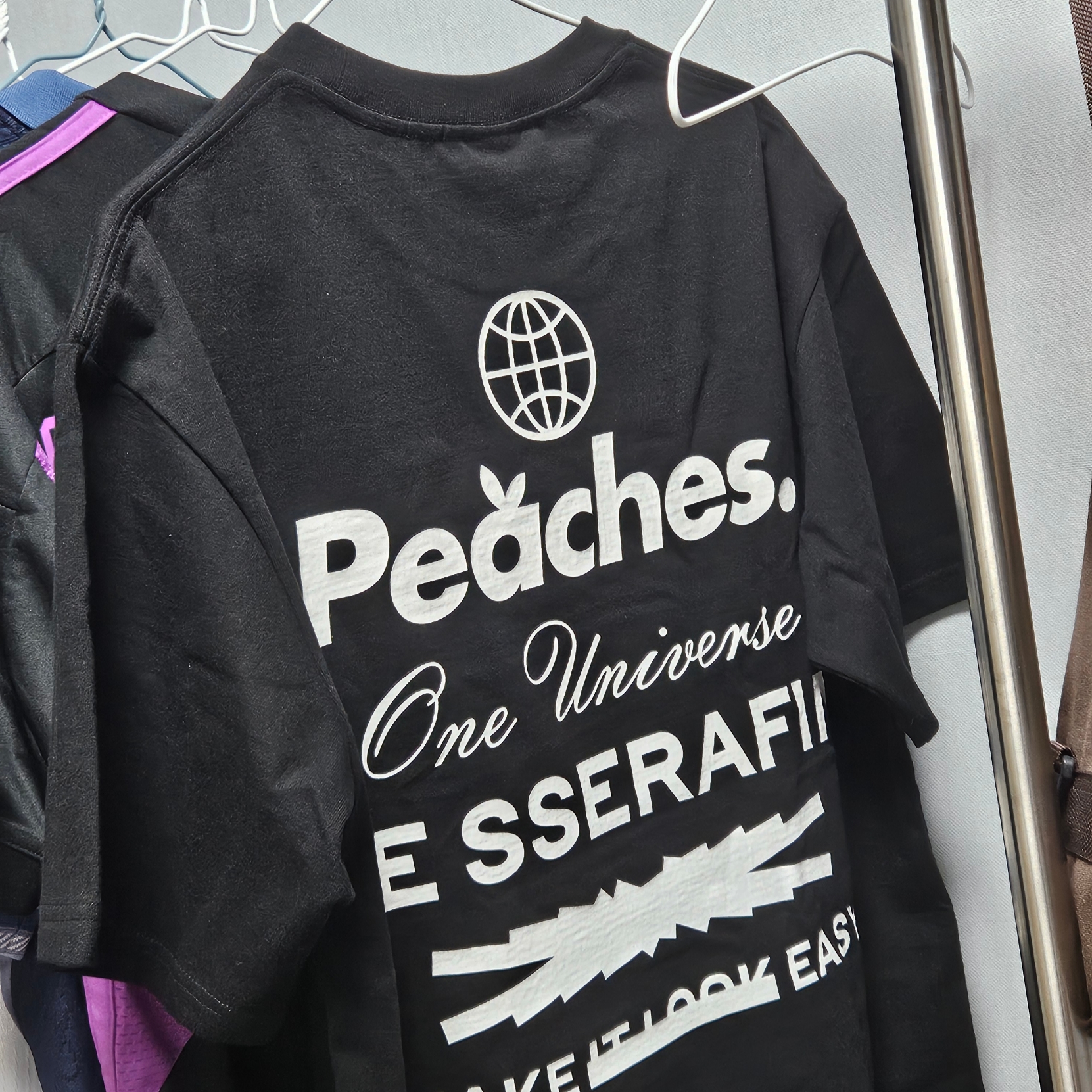 LE SSERAFIM x Peaches. Staple S/S T-Shirt Black 착용 스타일 - 2