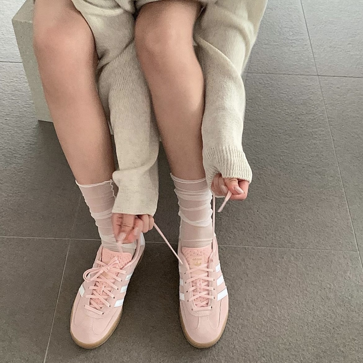 (W) Adidas Gazelle Indoor Sandy Pink Cloud White 착용 스타일 - 3