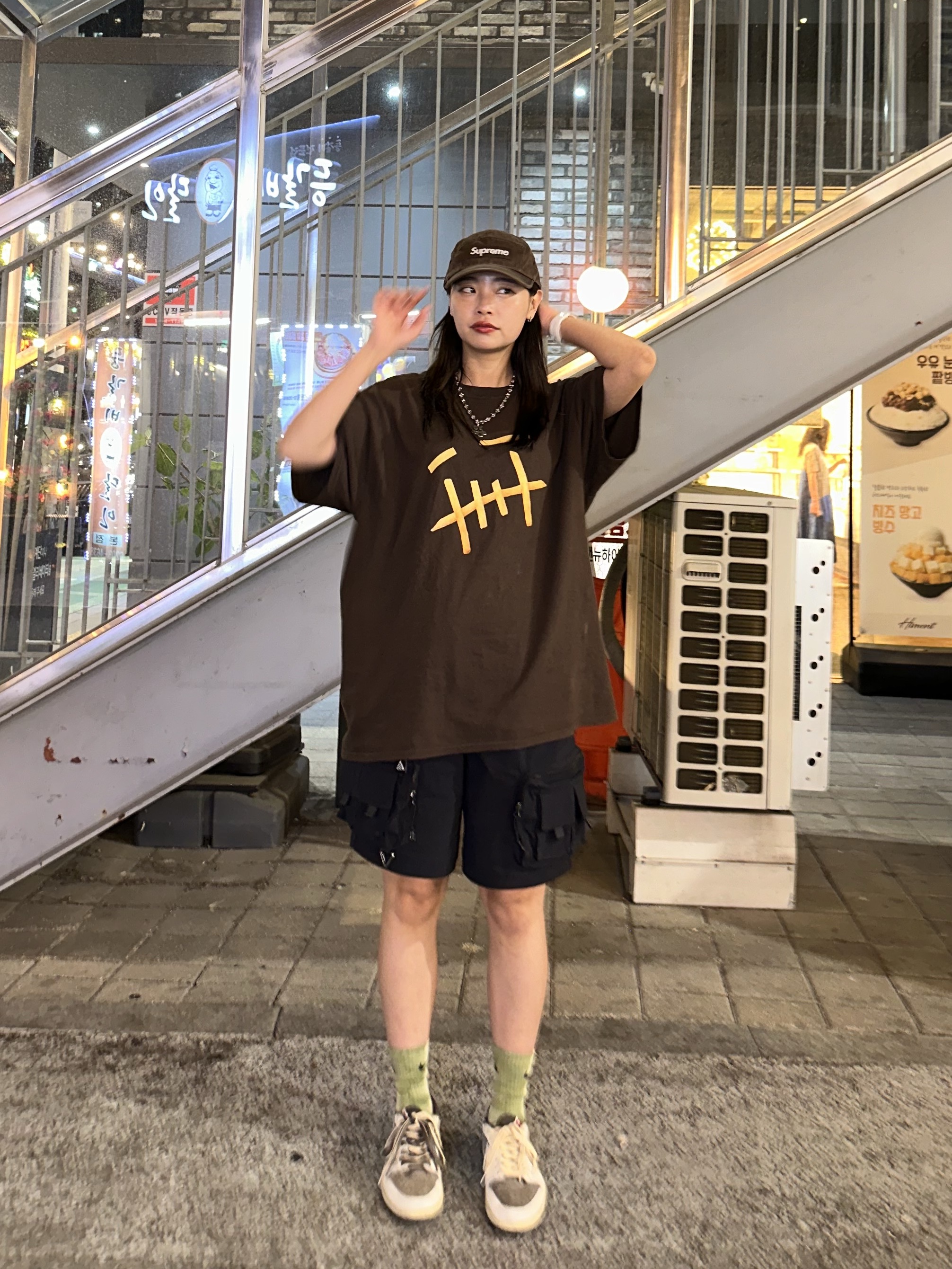 Jordan 1 x Travis Scott Retro Low OG SP Sail and Ridgerock, Nike ACG Cargo Shorts Black - Asia 착용 스타일 - 4