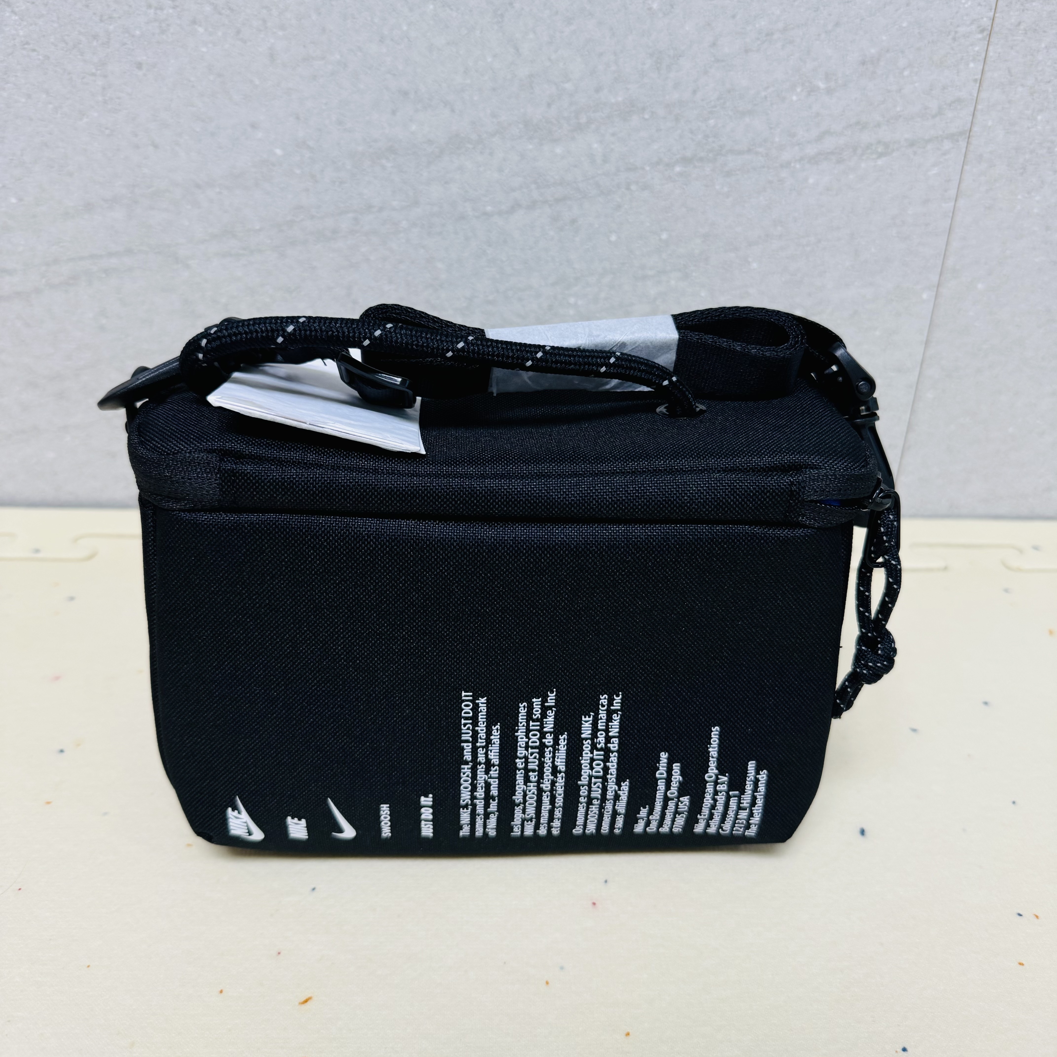 NIke Mini Shoebox Crossbody Bag 3L Black 착용 스타일 - 2