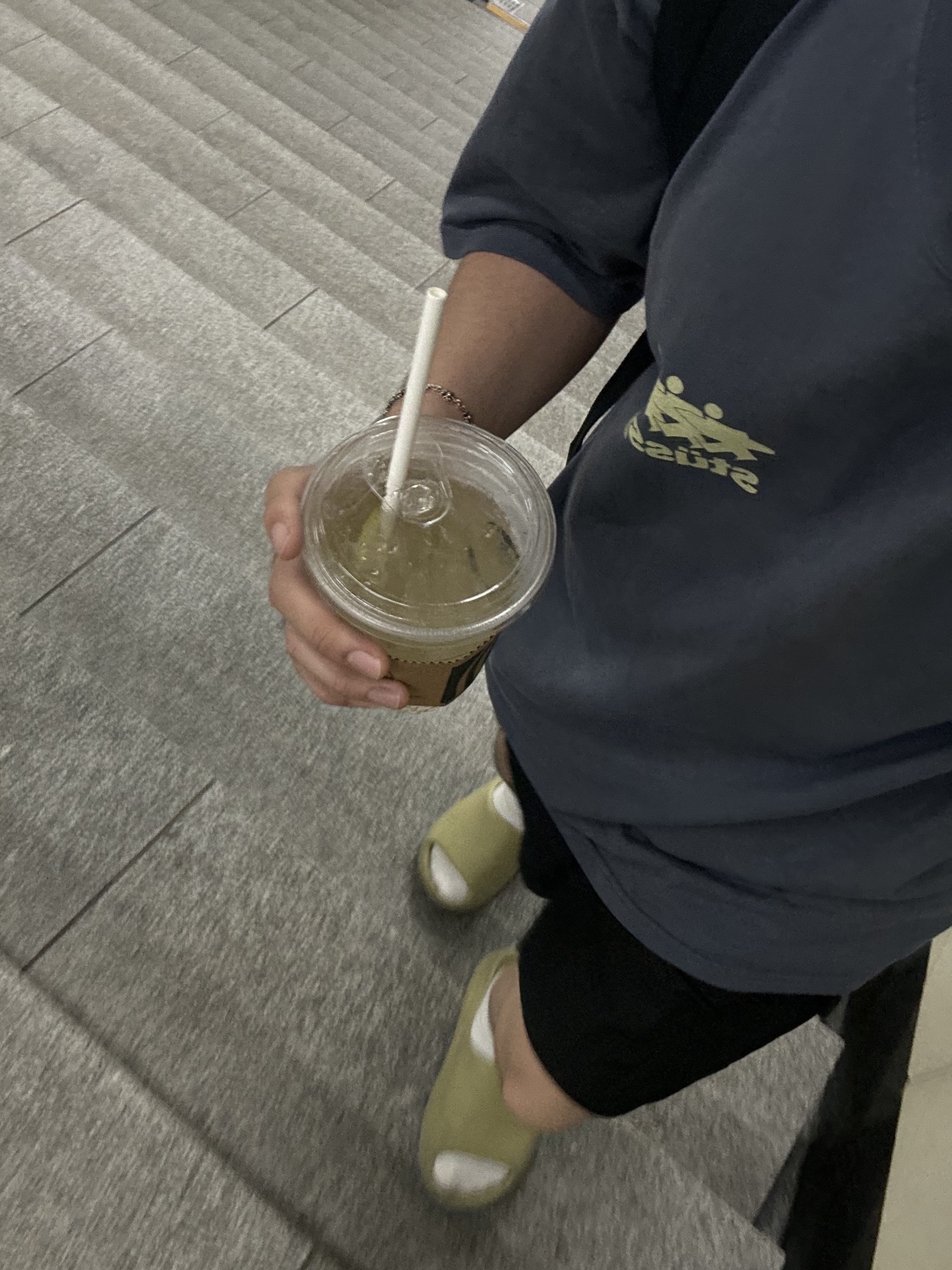 Adidas Yeezy Slide Resin 2022, Stussy Surfwalk Pigment Dyed T-Shirt Indigo 착용 스타일