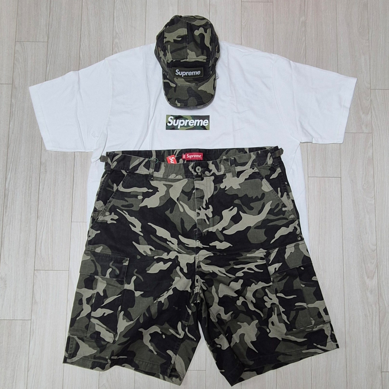 Supreme Military Camp Cap Olive Camo - 23SS, Supreme Box Logo T-Shirt White - 23FW 착용 스타일 - 2