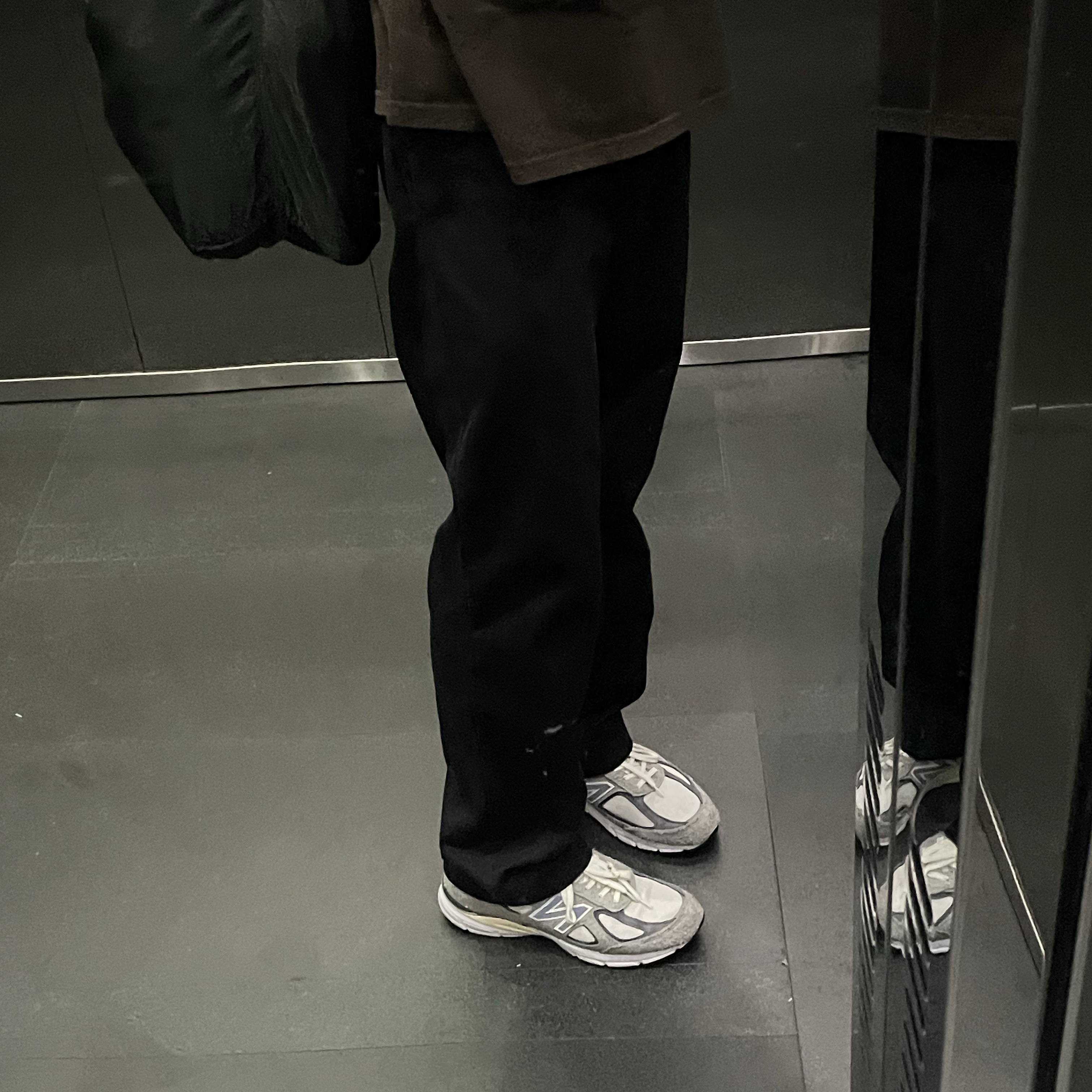 New Balance 990v4 Made in USA Gray Suede 착용 스타일