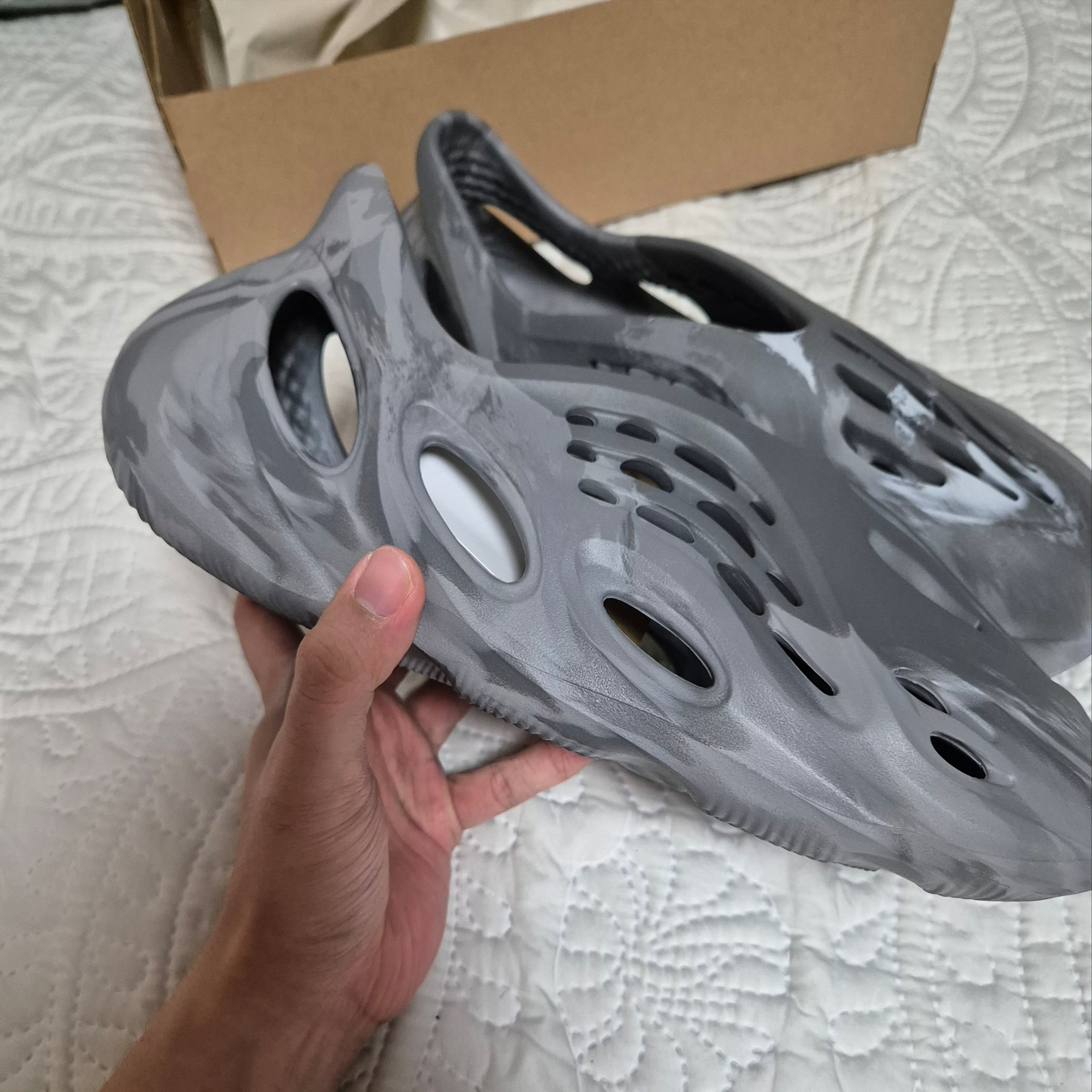 Adidas Yeezy Foam RNNR MX Granite 착용 스타일 - 3