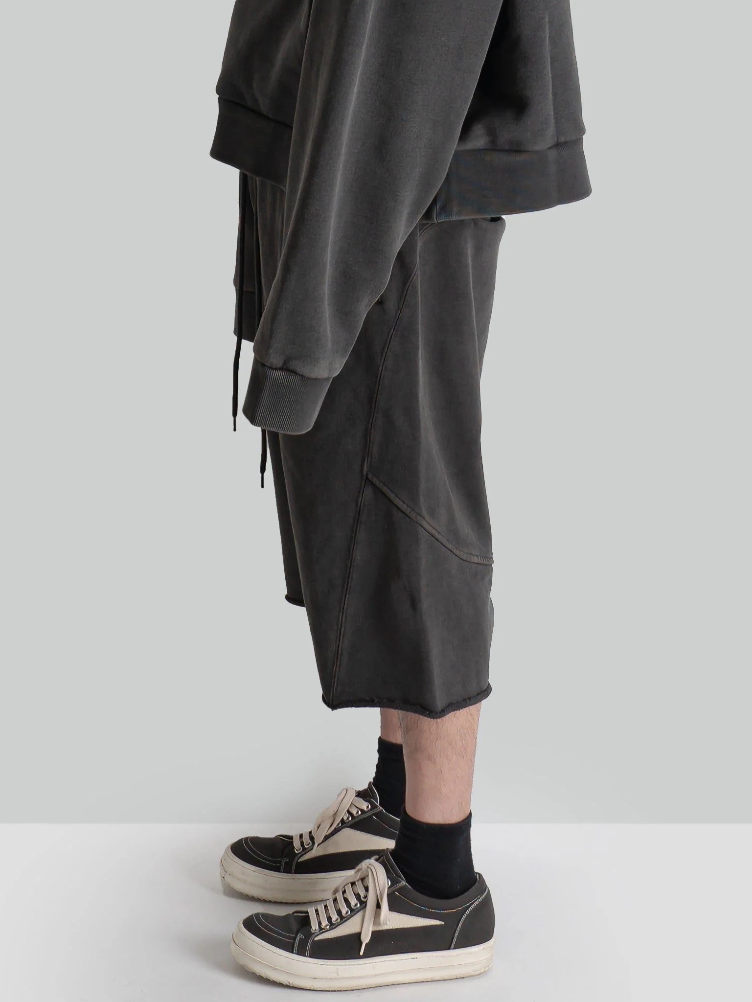 Entire Studios Heavy Drop Short Washed Black - 24FW, Entire Studios Heavy Drop Short Cork - 24FW 착용 스타일 - 1
