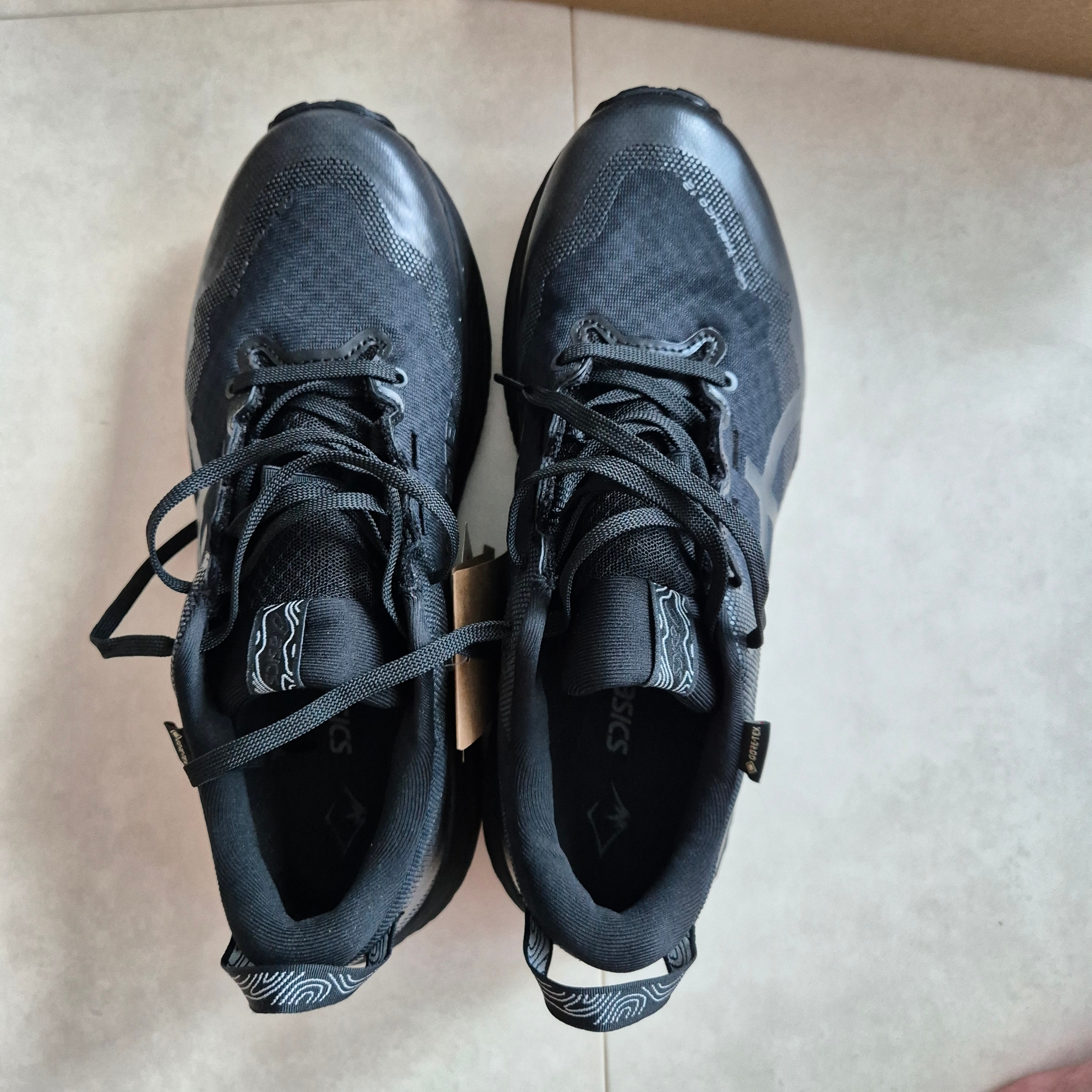 Asics Gel-Trabuco 12 Gore-Tex Black Graphite Grey 착용 스타일 - 3