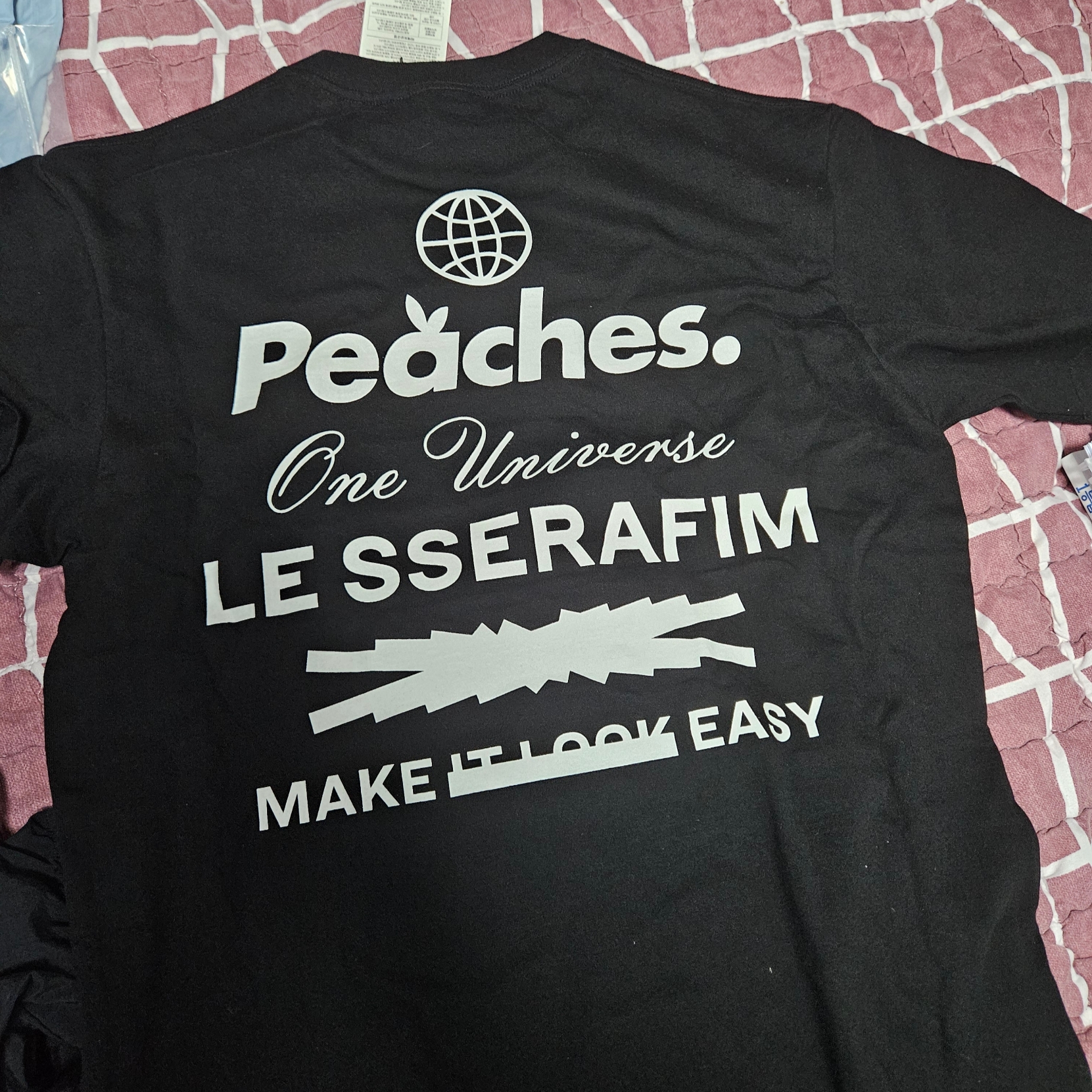 LE SSERAFIM x Peaches. Staple S/S T-Shirt Black 착용 스타일 - 3