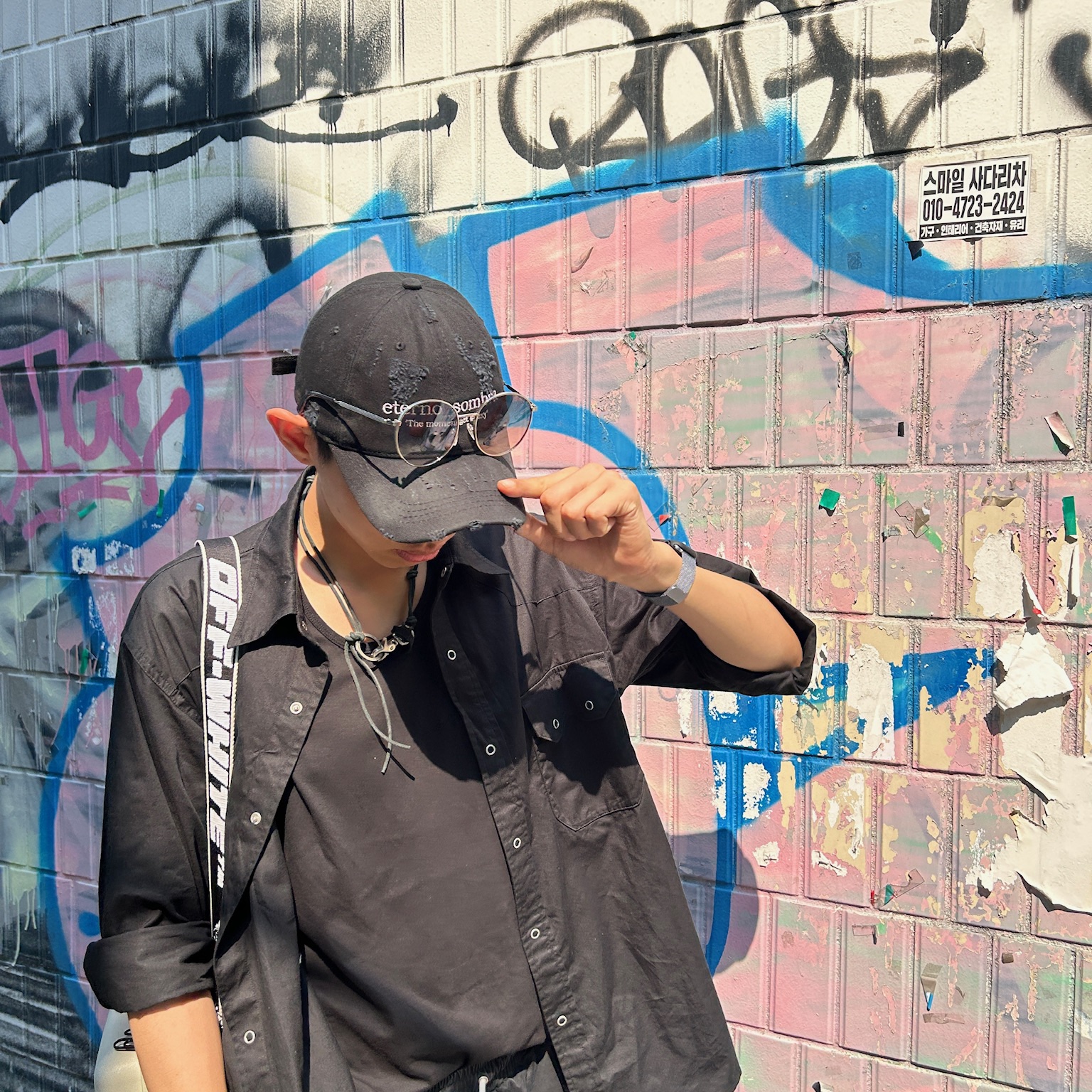 Off-White x Amore Pacific Protection Box (Without Cosmetics), Dr. Martens x Rick Owens 1460 DMXL Megalace Black 착용 스타일 - 2