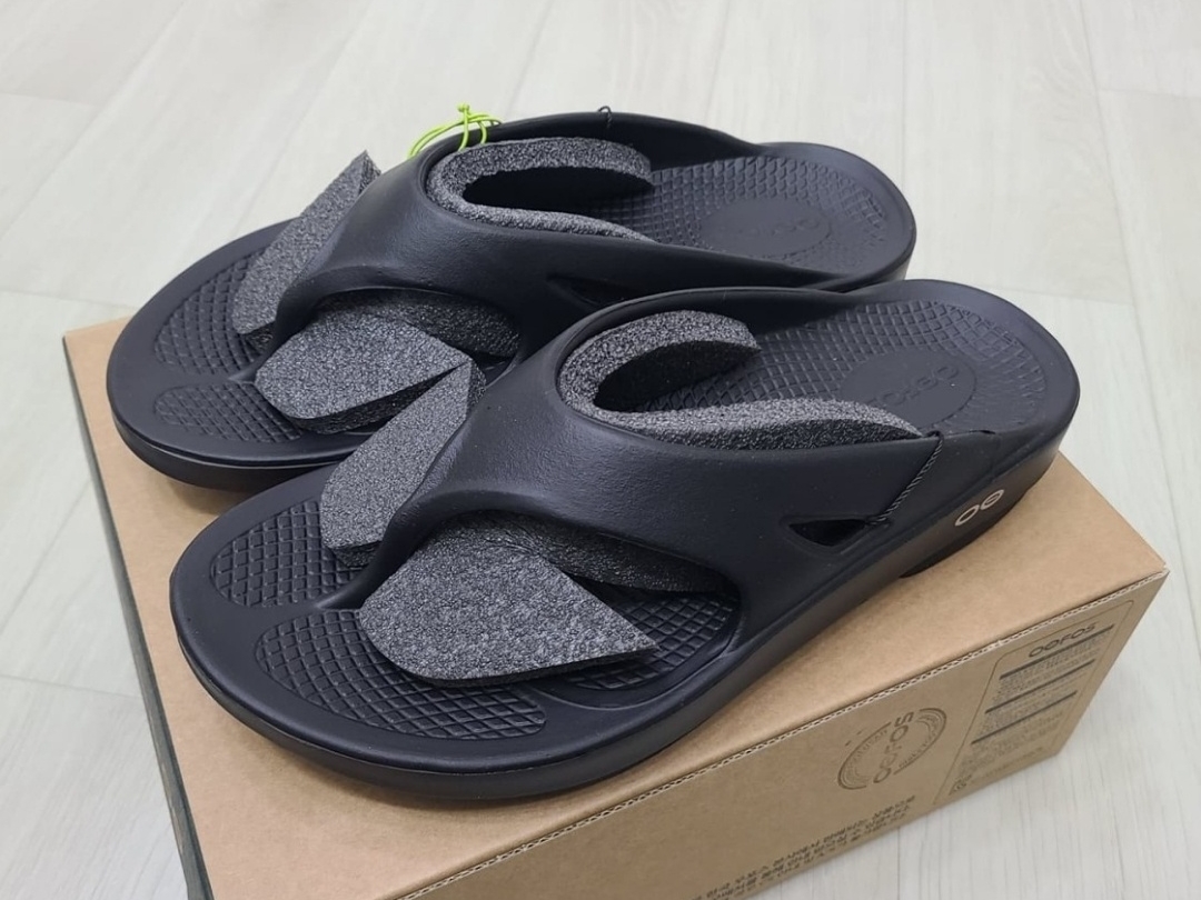 Oofos OOriginal Black 착용 스타일 - 2