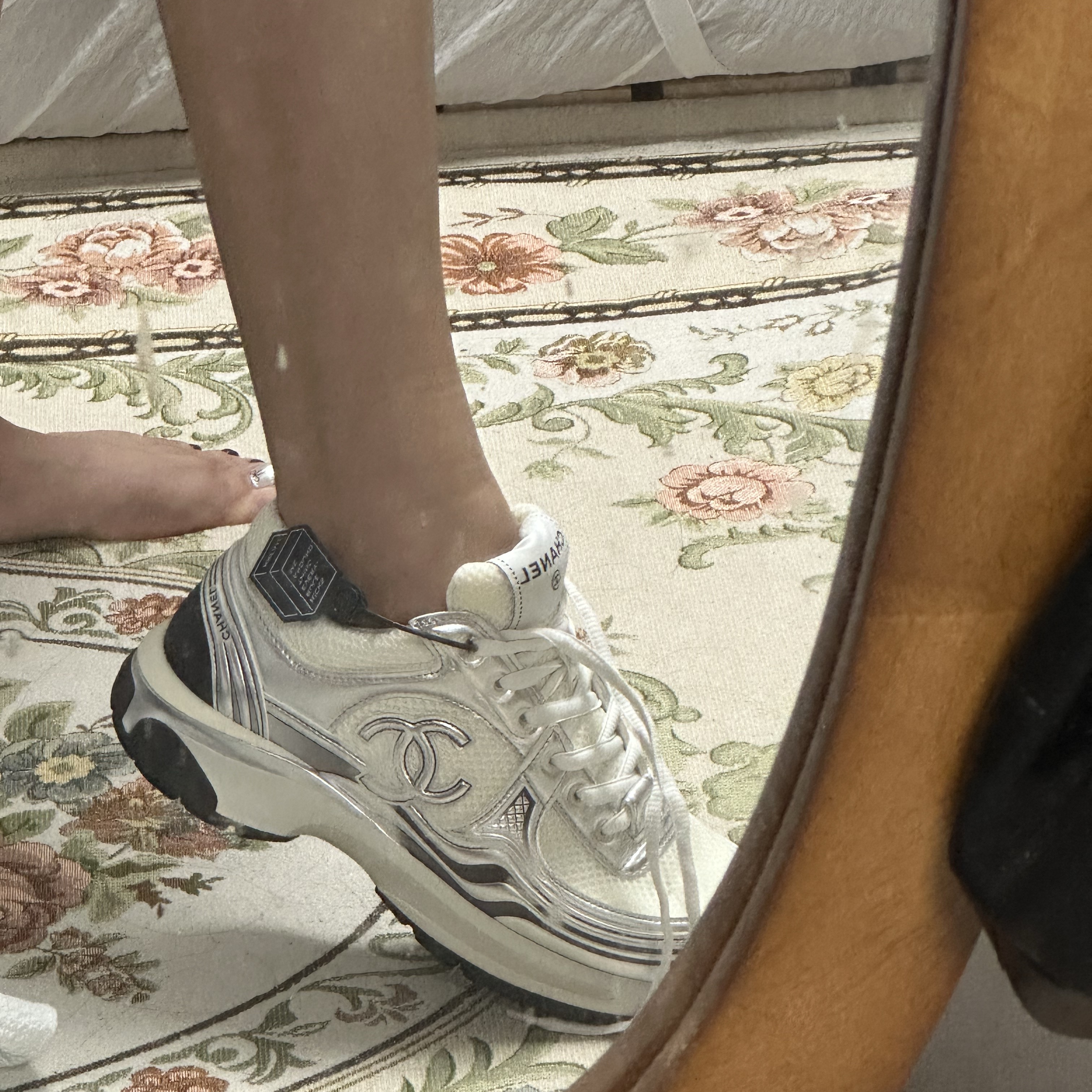 (W) Chanel Sneakers Fabric Laminated & White Silver 착용 스타일