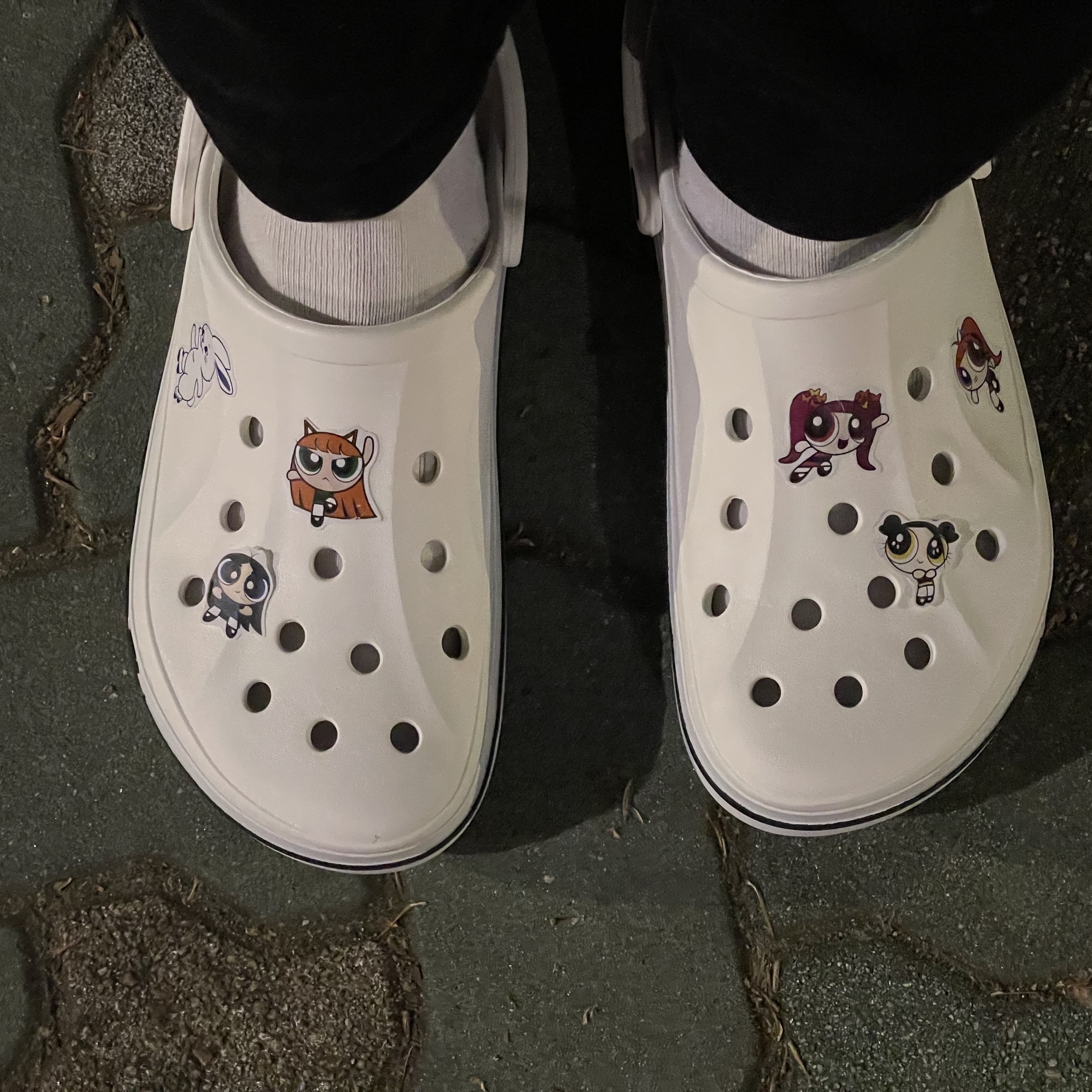 Crocs Bayaband Clog White Navy 착용 스타일 - 2