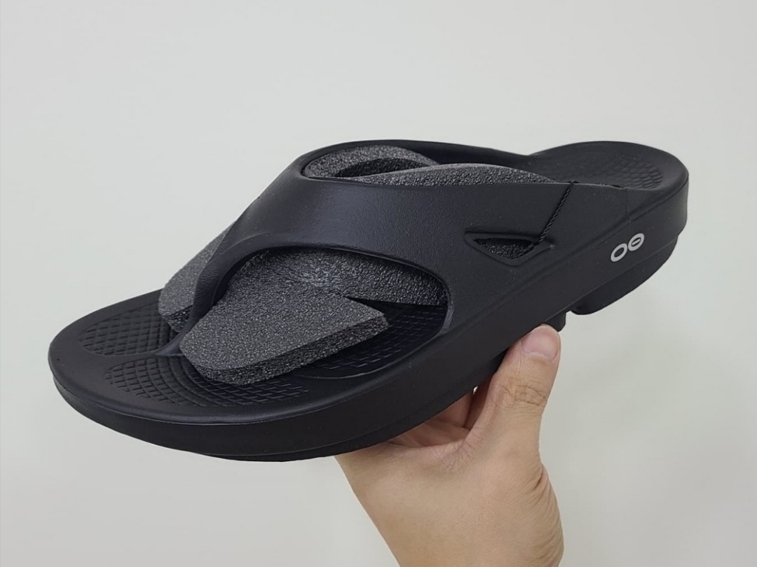 Oofos OOriginal Black 착용 스타일 - 1