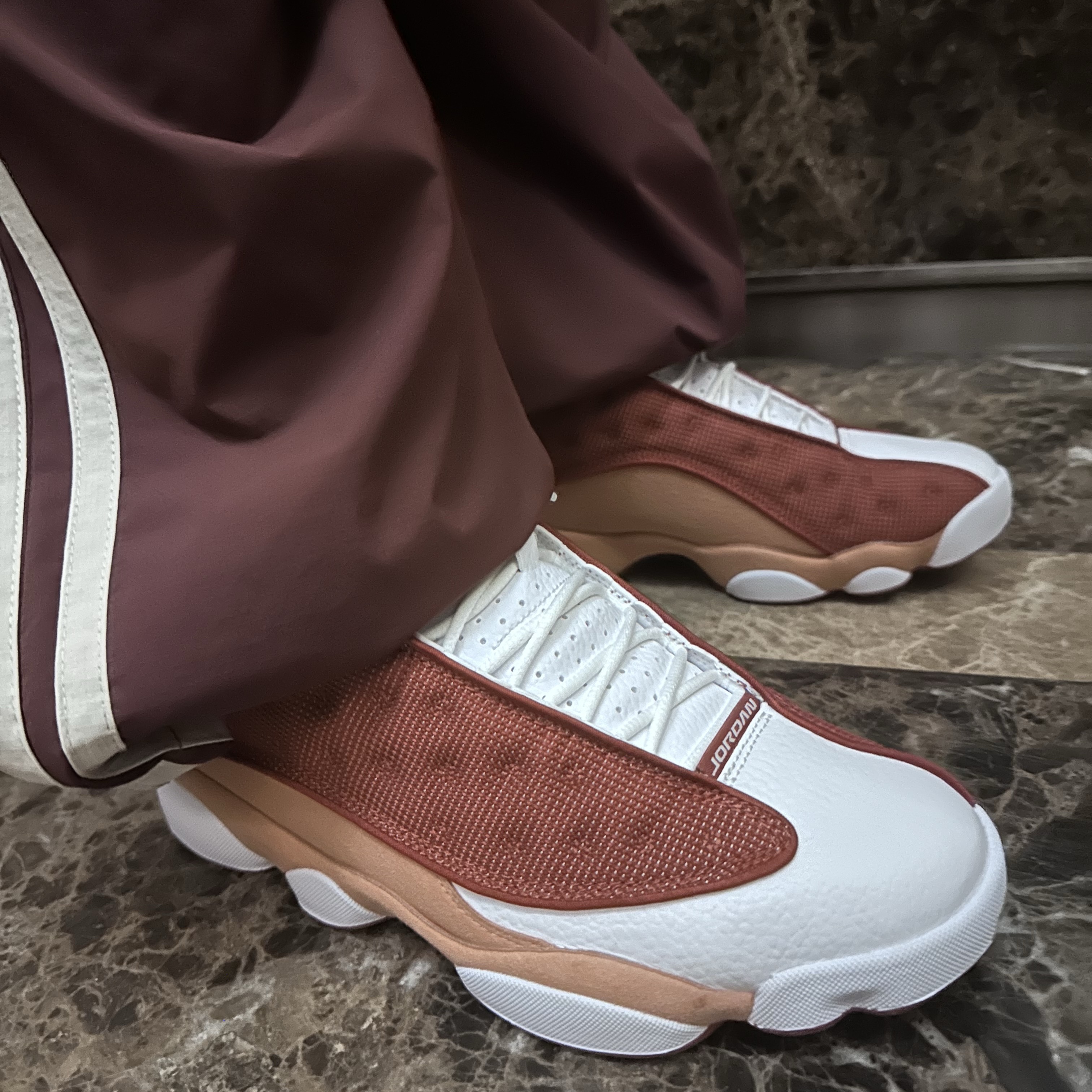 Jordan 13 Retro Dune Red 착용 스타일 - 2