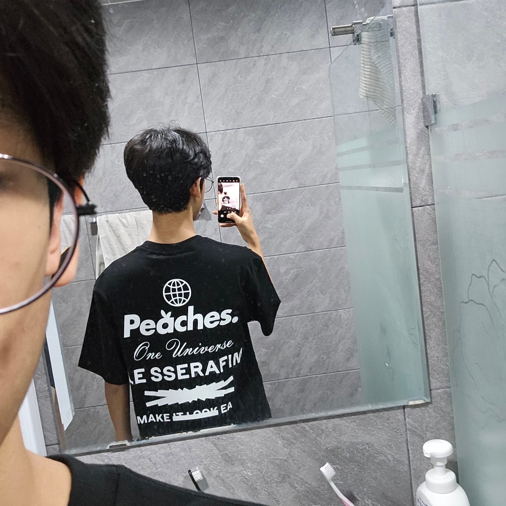 LE SSERAFIM x Peaches. Staple S/S T-Shirt Black 착용 스타일 - 1