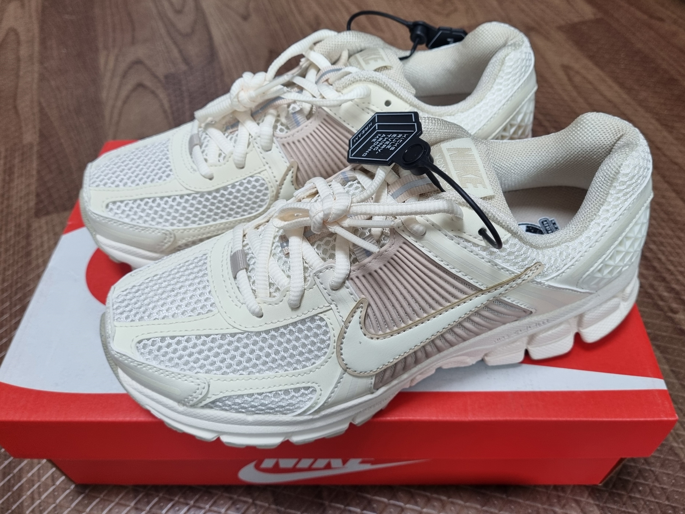 (W) Nike Zoom Vomero 5 Pale Ivory Sanddrift 착용 스타일