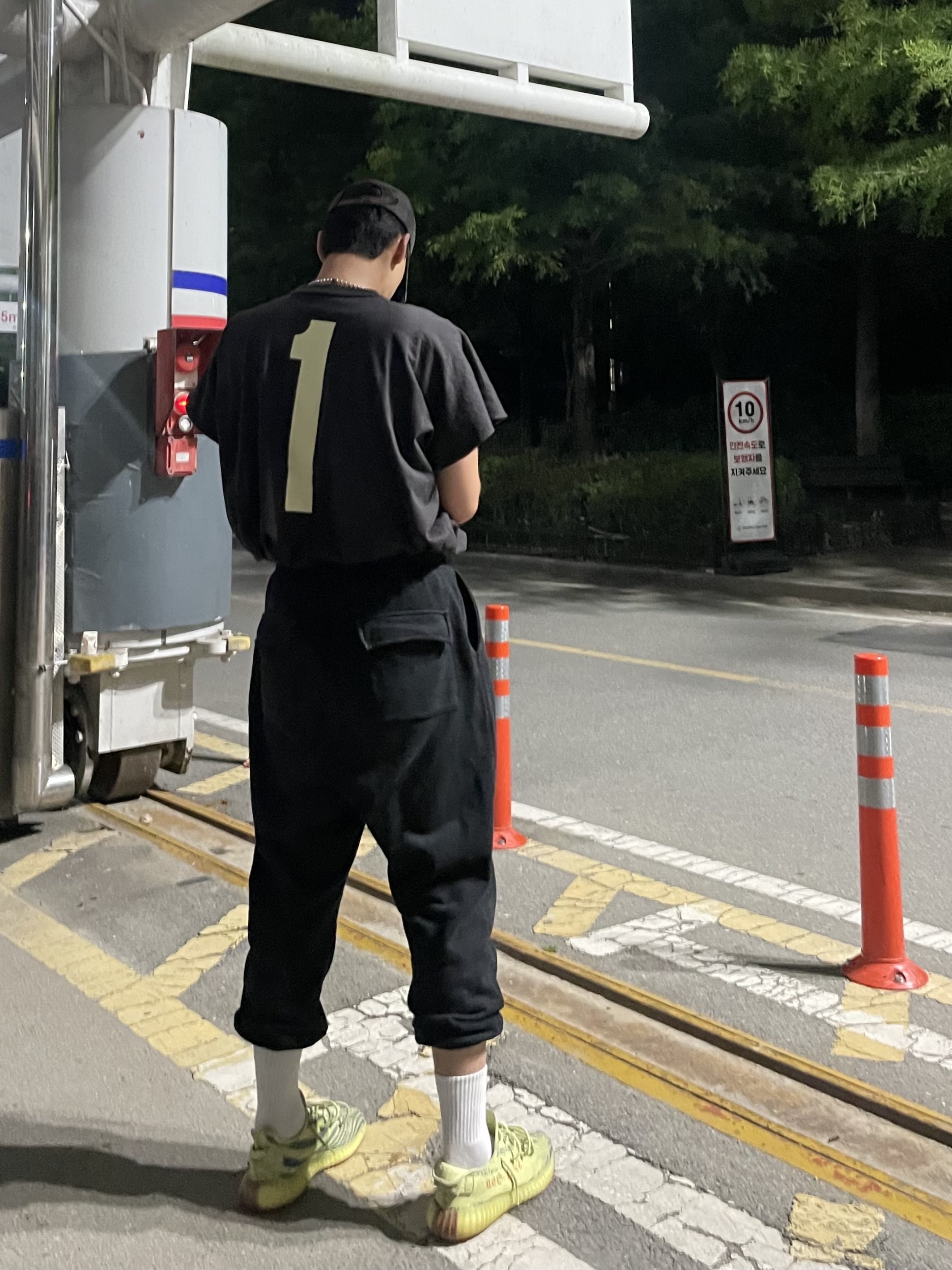 Yeezy One Box T-Shirt Black, ETCE New Vision Camo Cap Night Jungle 착용 스타일