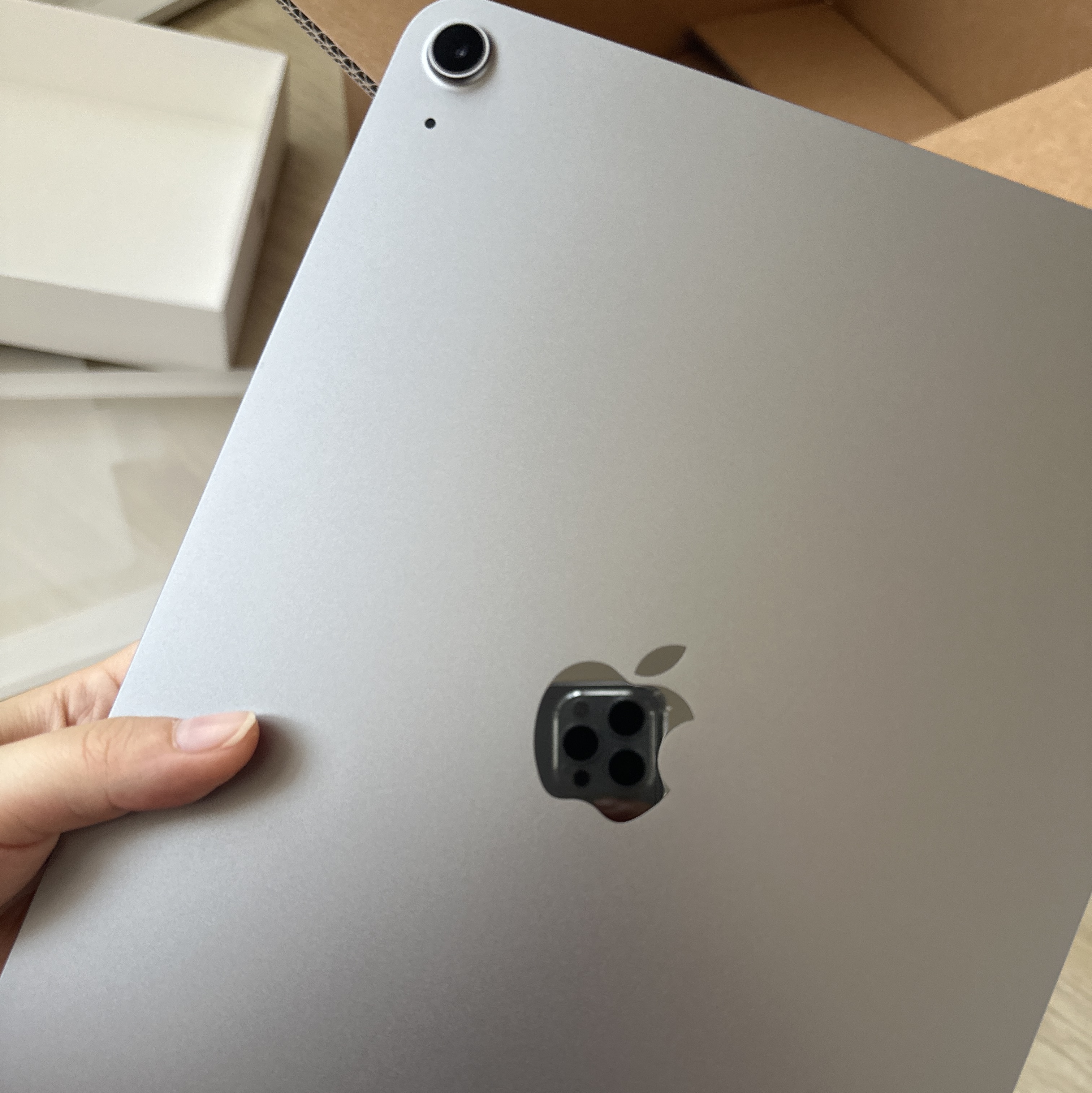 Apple iPad Air 6th Gen 11-inch Wifi 128GB Space Gray (Korean Ver.) 착용 스타일