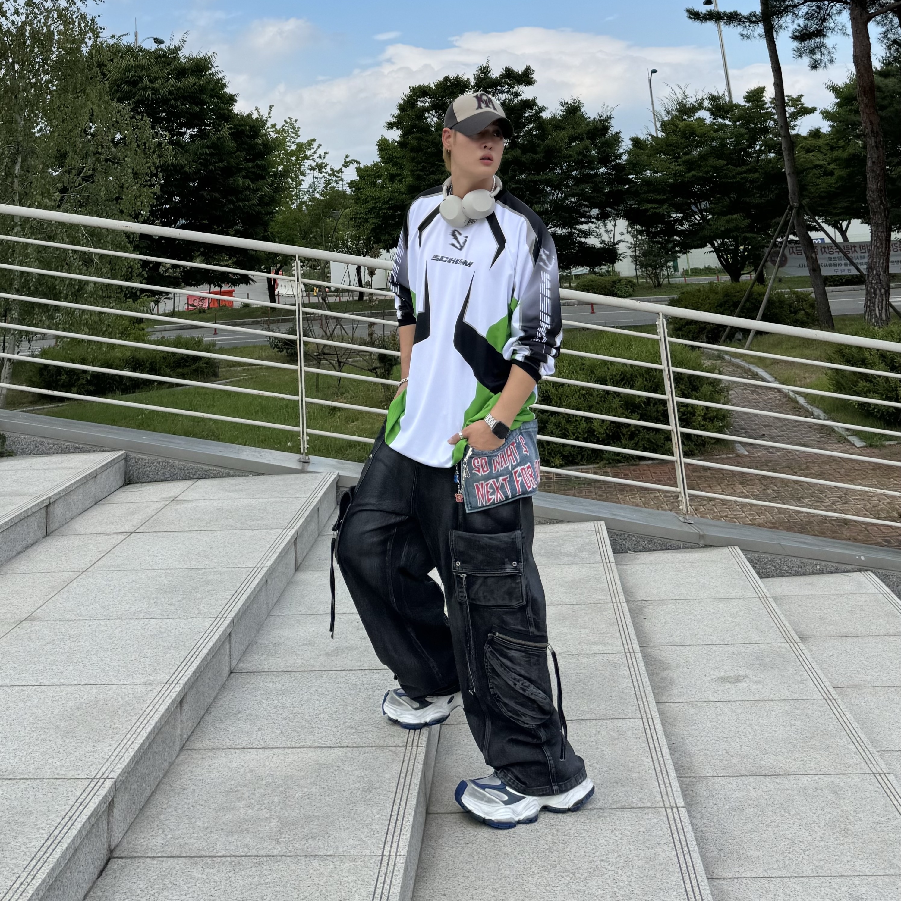 Sony WH-1000XM5 Silver (Korean Ver.), Balenciaga Cargo Sneakers Grey White Blue 착용 스타일 - 1
