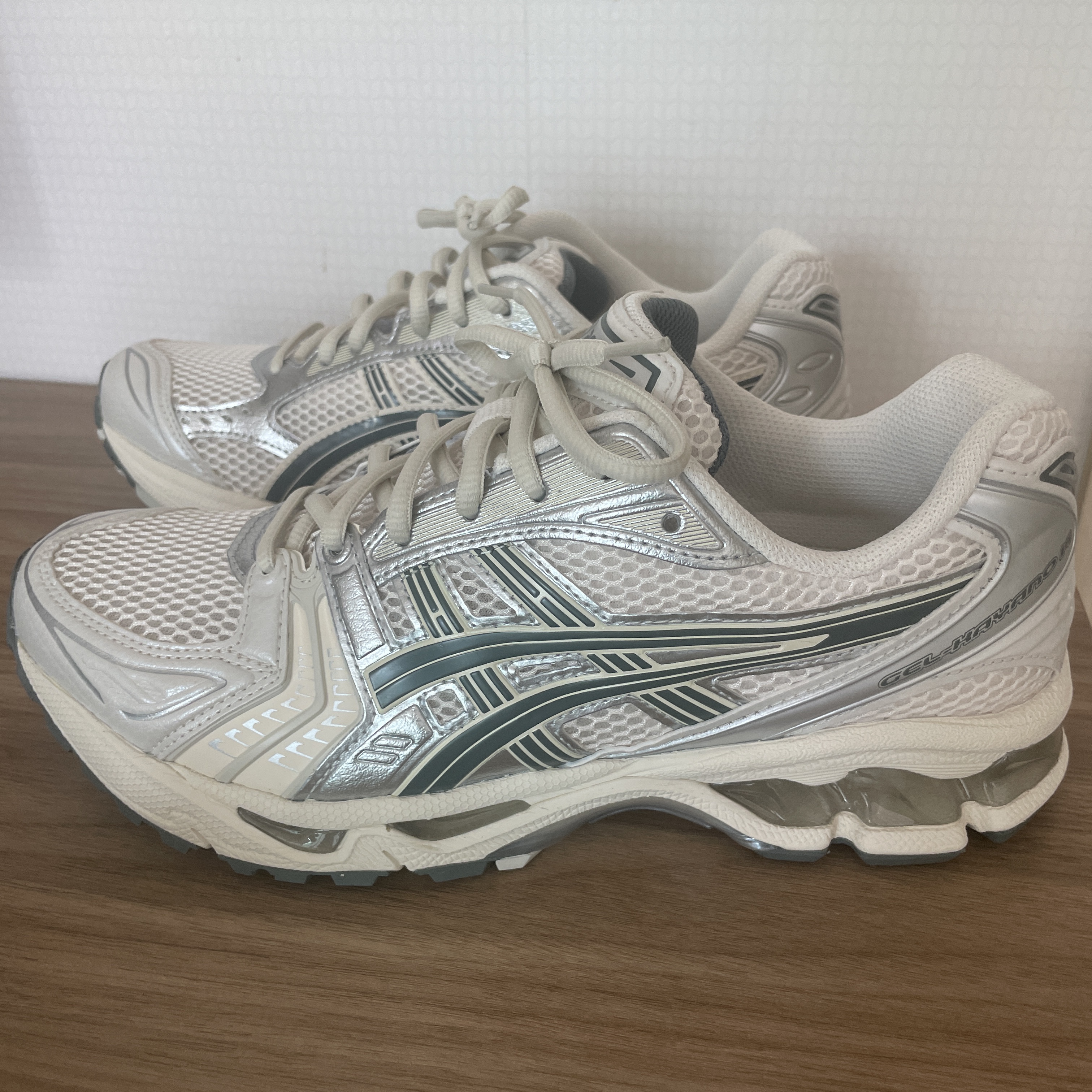 Asics Gel-Kayano 14 Birch Dark Pewter 착용 스타일
