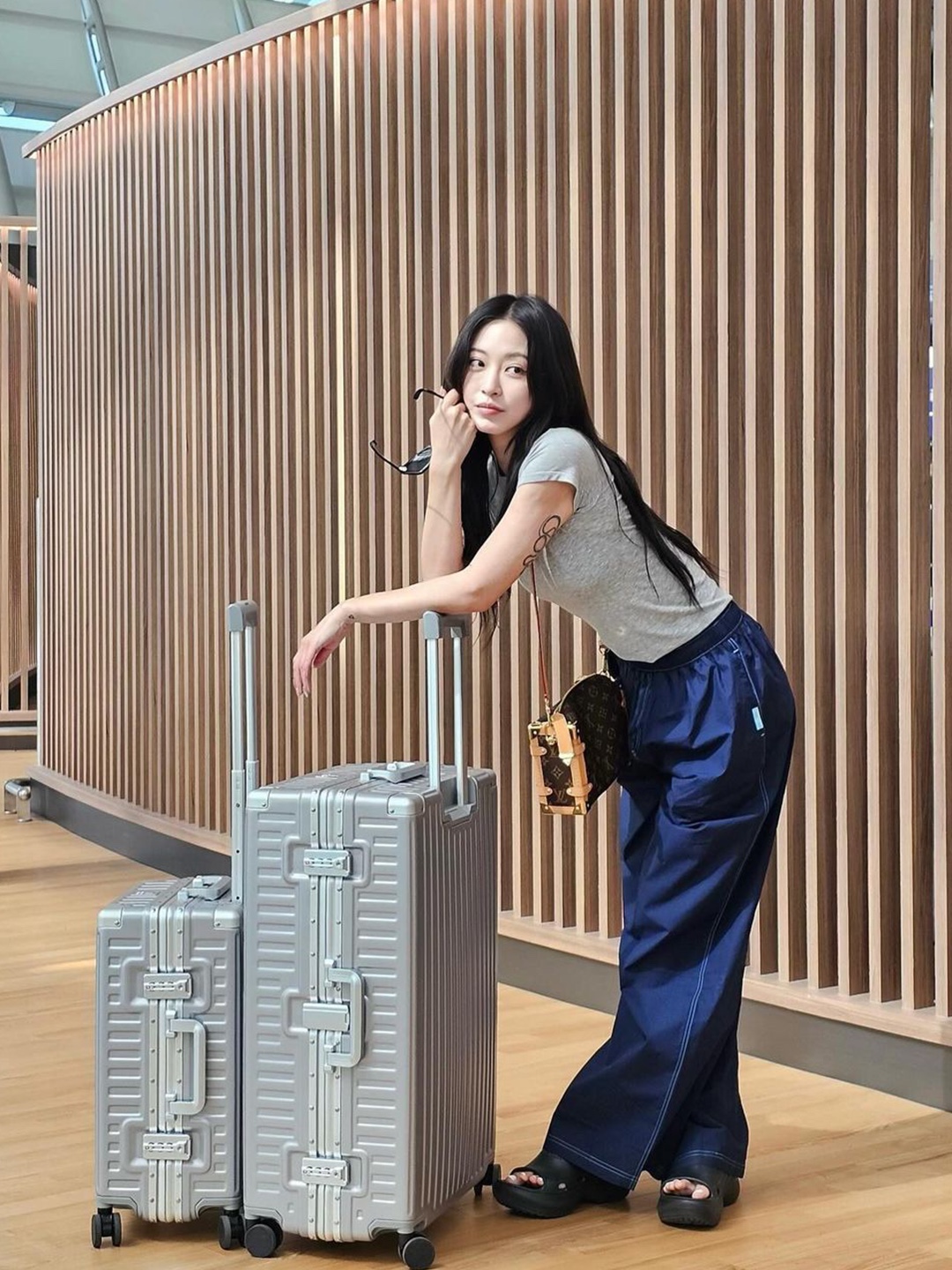 Loewe Mini Puzzle Bag In Classic Calfskin Blue Iceberg, Marni Museo Soft Mini Bag in Shearling and Leather Brown Biscuit 착용 스타일 - 6