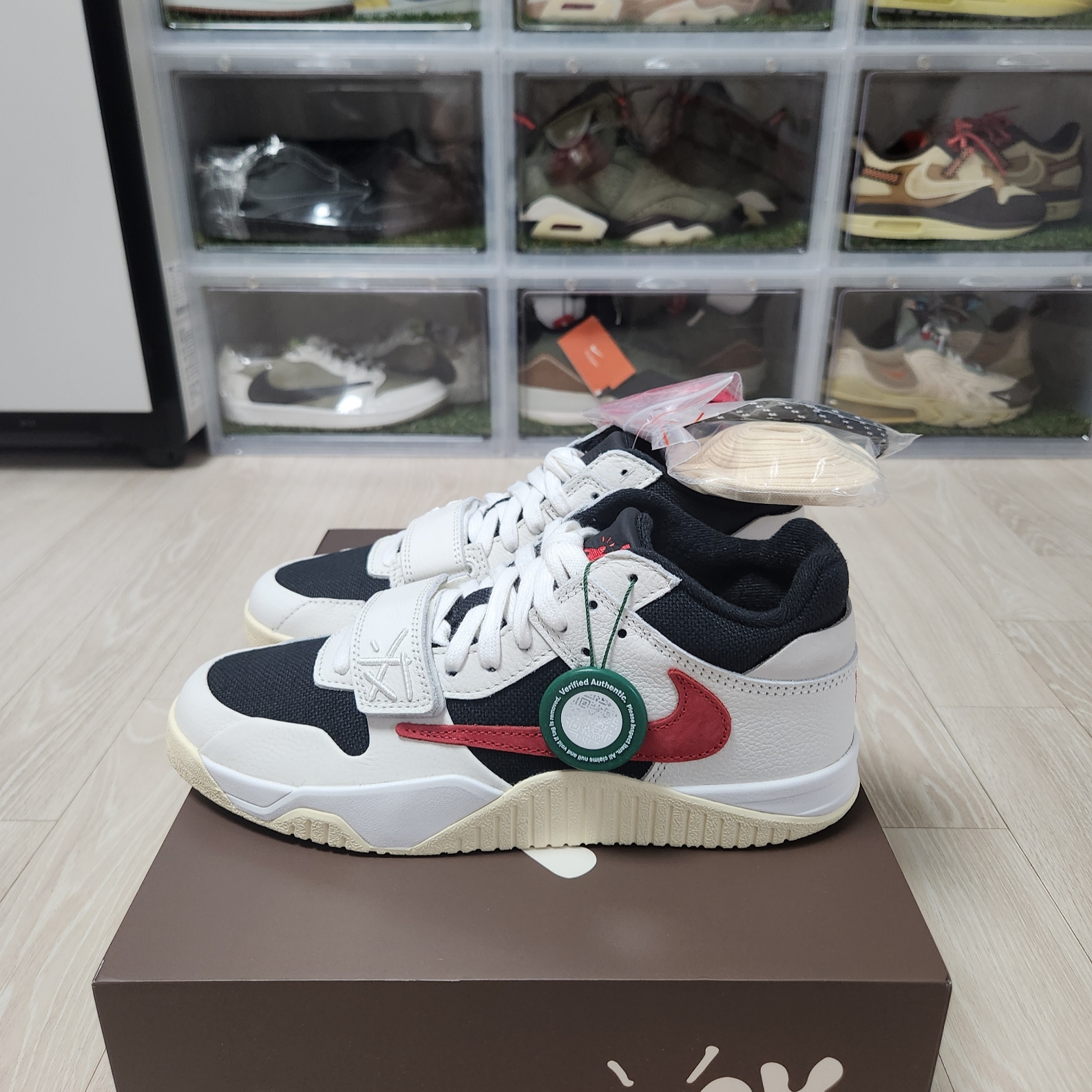 Jordan x Travis Scott Jumpman Jack TR University Red 착용 스타일 - 2
