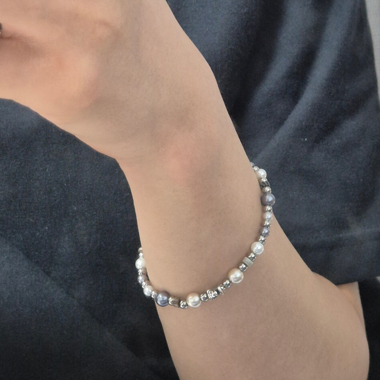 Scudo Shell Multi Pearl Karen Bracelet 착용 스타일