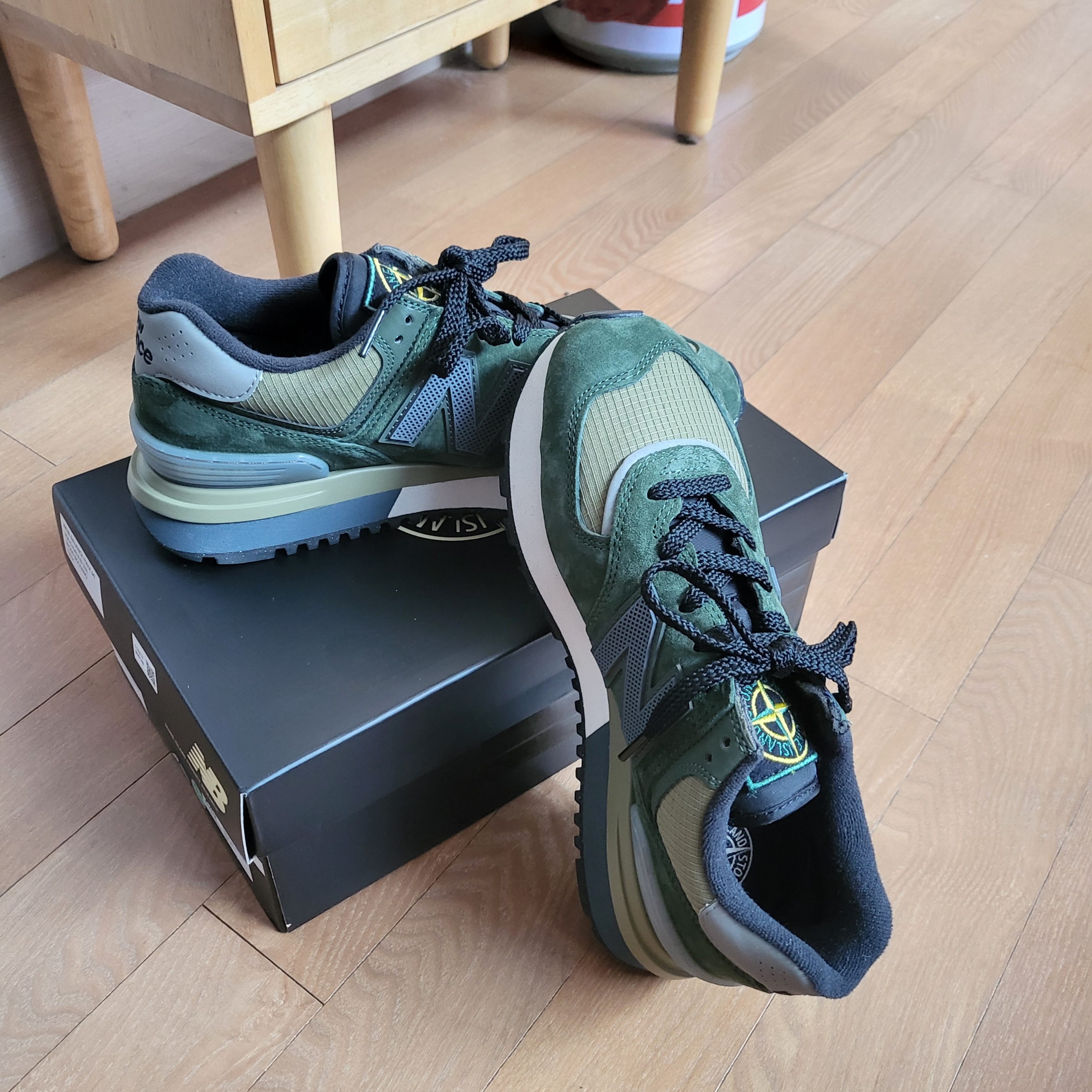 New Balance x Stone Island 574 Legacy Dark Green 착용 스타일 - 3