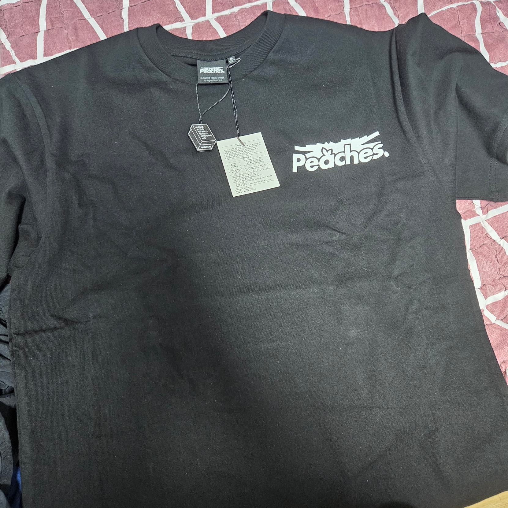 LE SSERAFIM x Peaches. Staple S/S T-Shirt Black 착용 스타일 - 4