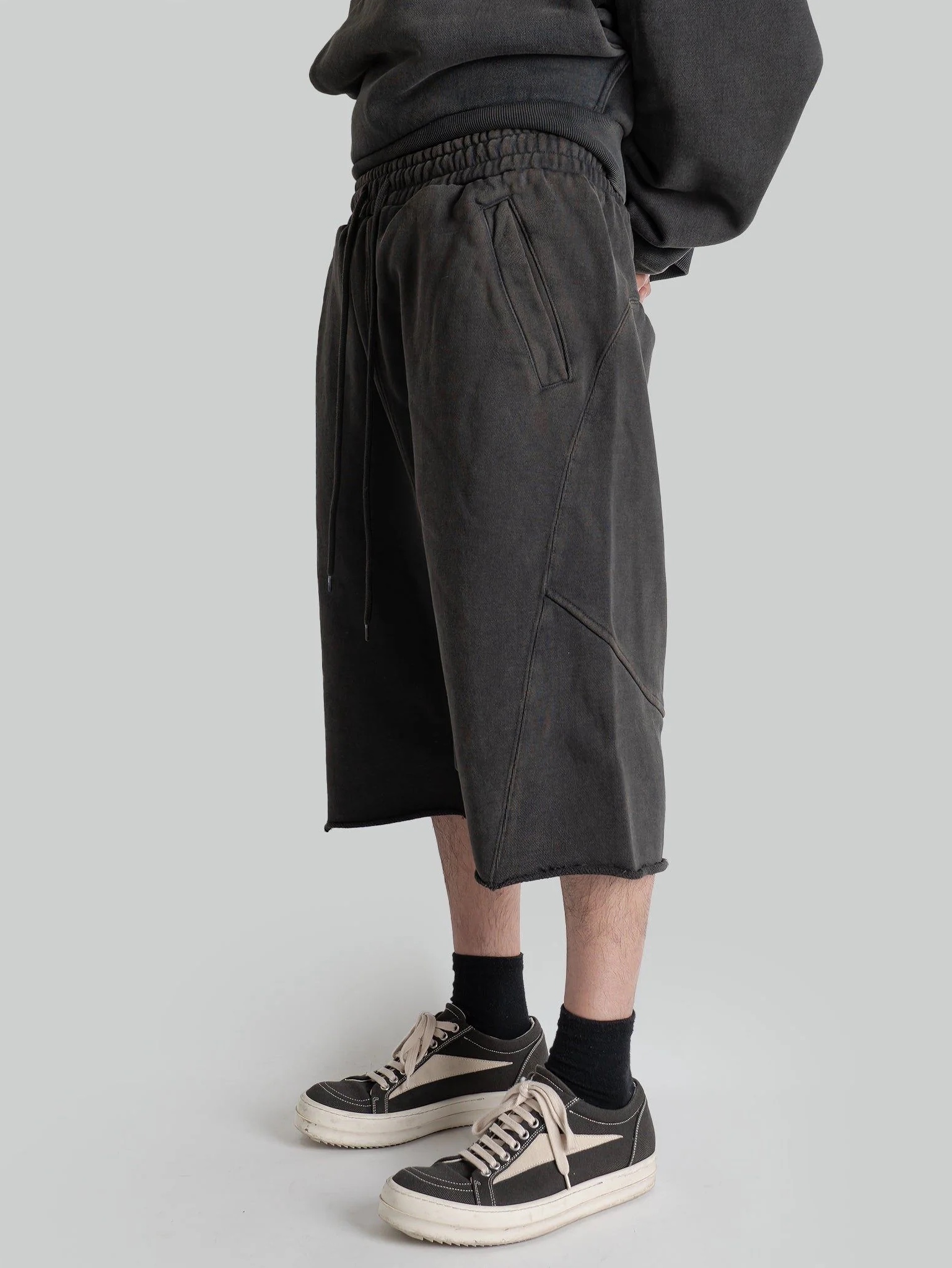 Entire Studios Heavy Drop Short Washed Black - 24FW, Entire Studios Heavy Drop Short Cork - 24FW 착용 스타일 - 2