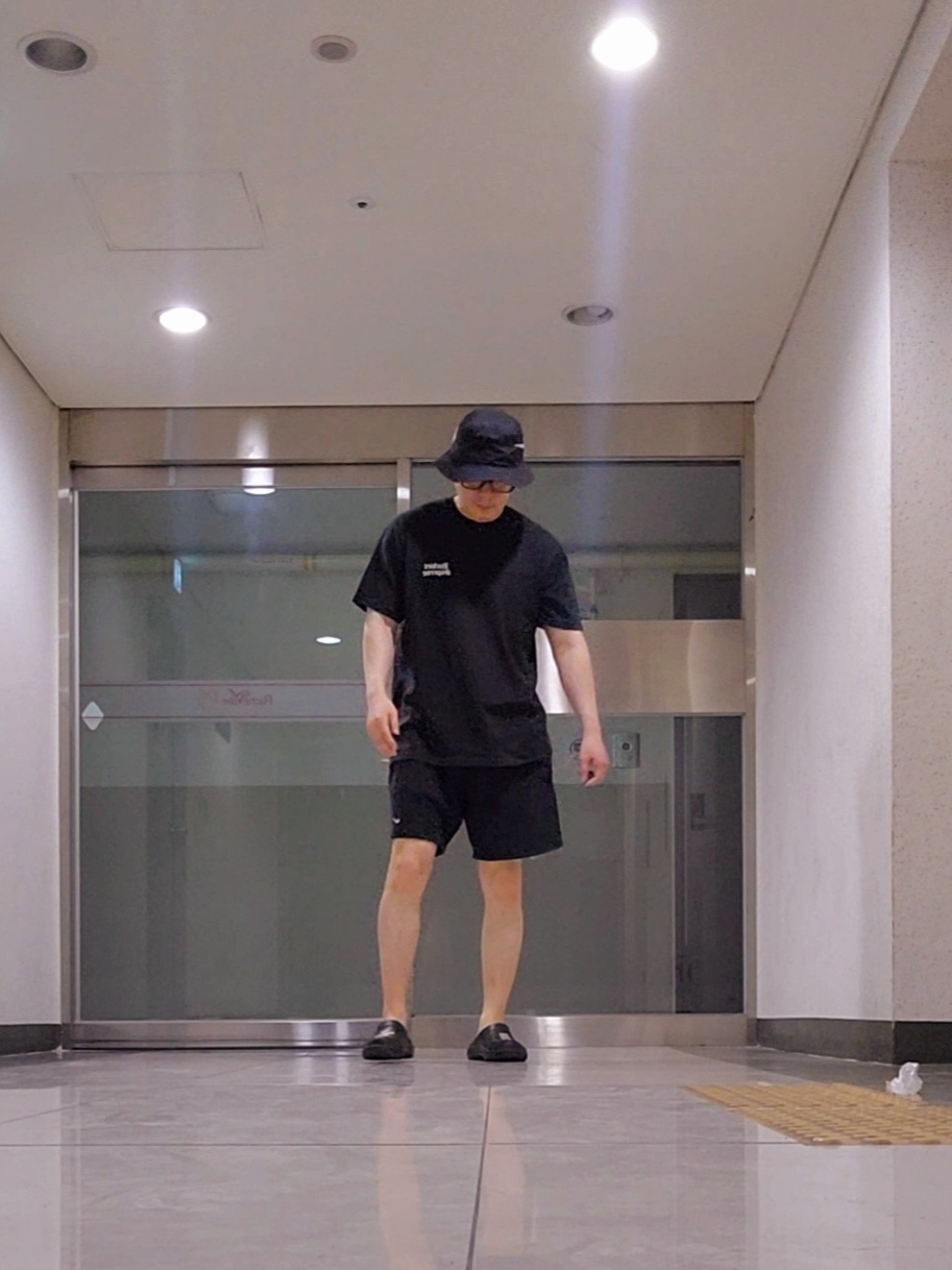 Oofos x Takahiromiyashita The Soloist The Day The Whole World Went Away Clog Black, Supreme x Hardies Dog T-Shirt Black - 23SS 착용 스타일 - 1