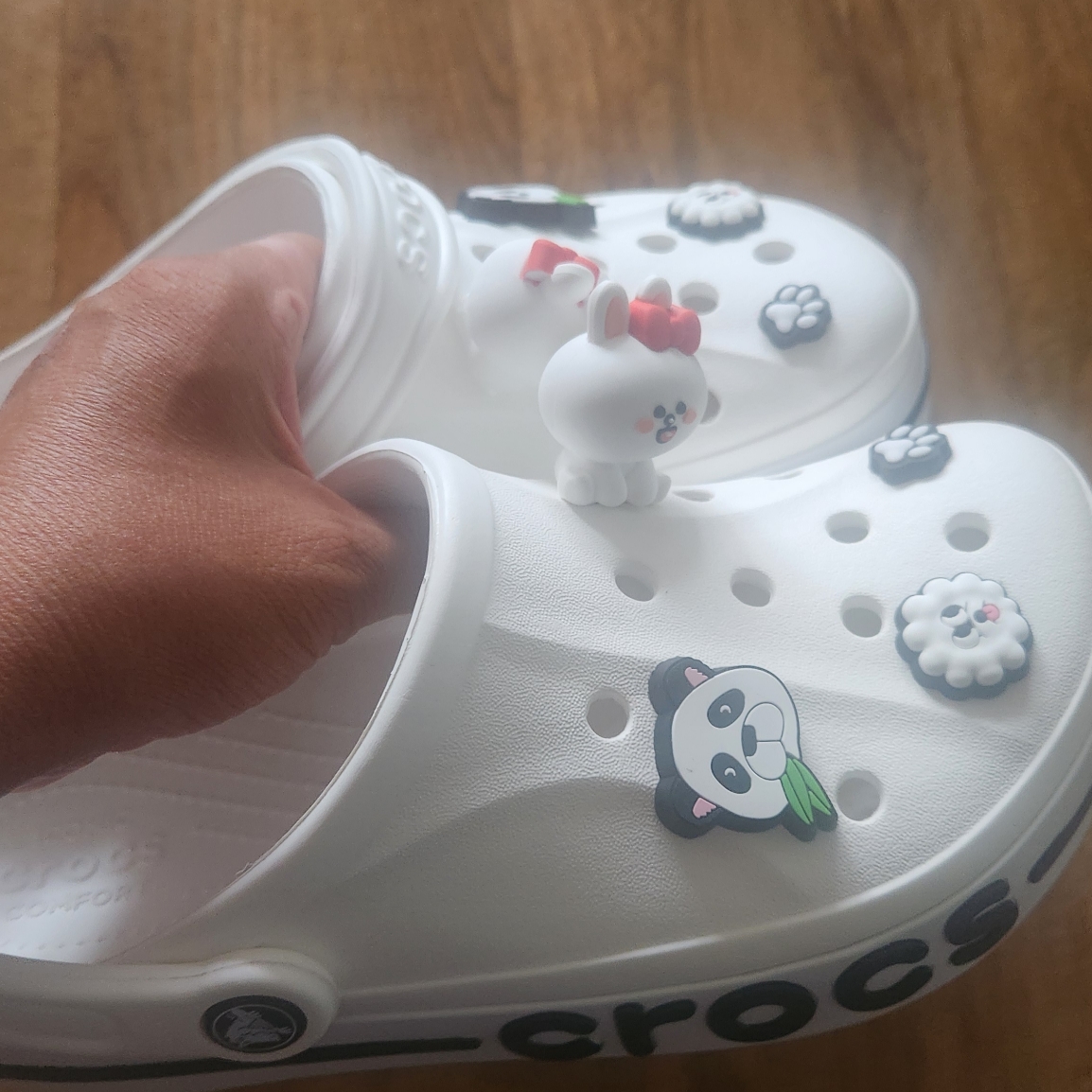 Crocs Bayaband Clog White Navy 착용 스타일