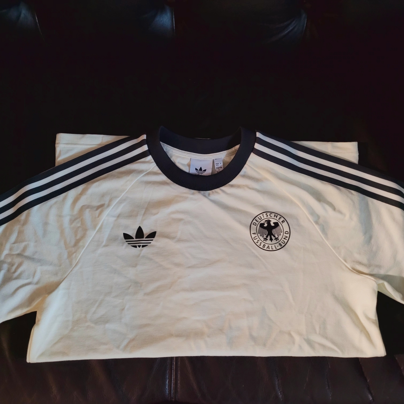 Adidas German Adicolor Classic 3-Stripes T-Shirt Off White - KR Sizing 착용 스타일