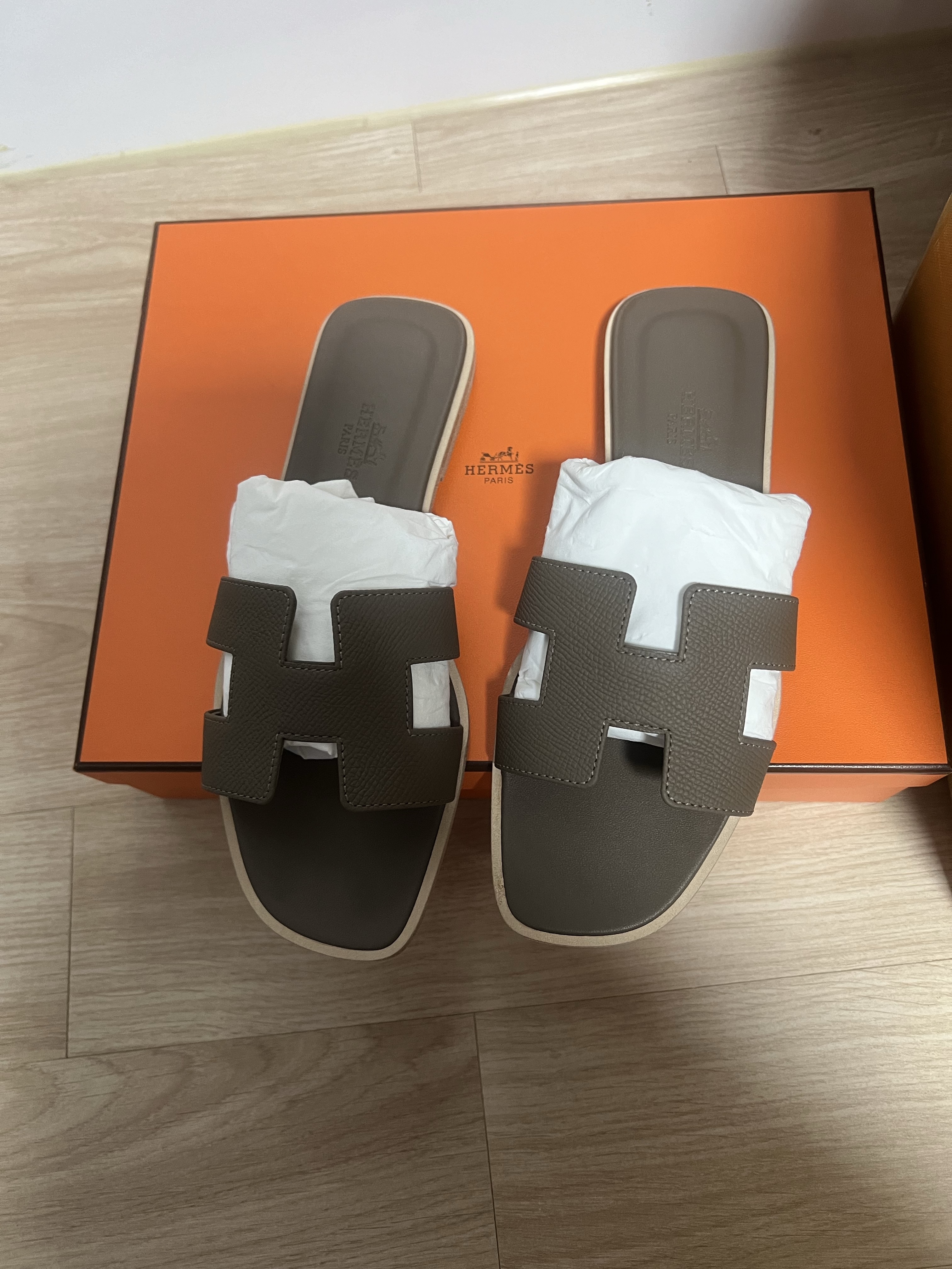 (W) Hermes Oran Sandal Epsom & Etoupe 착용 스타일