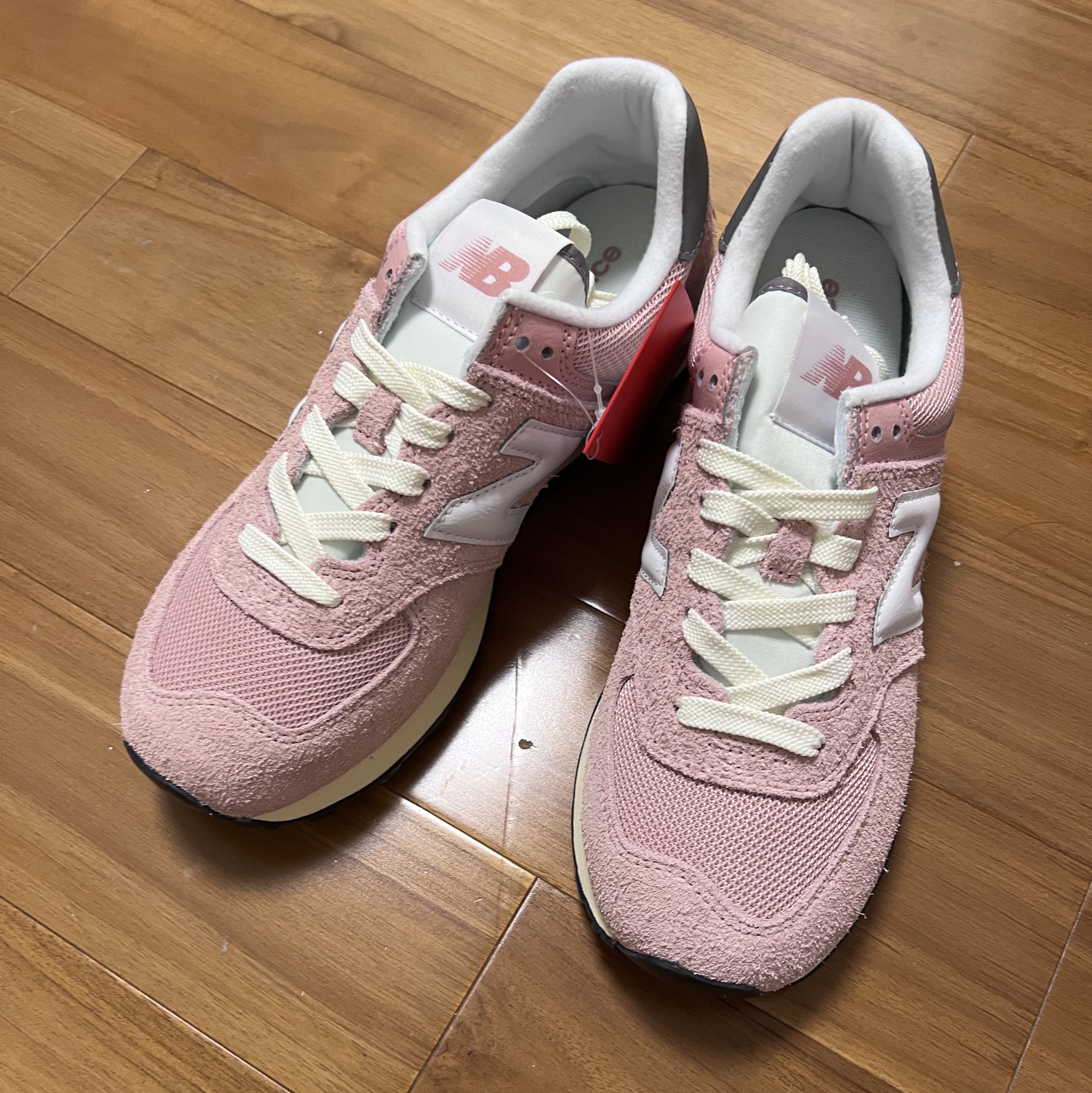 New Balance 574 Heritage Mellow Pink 착용 스타일