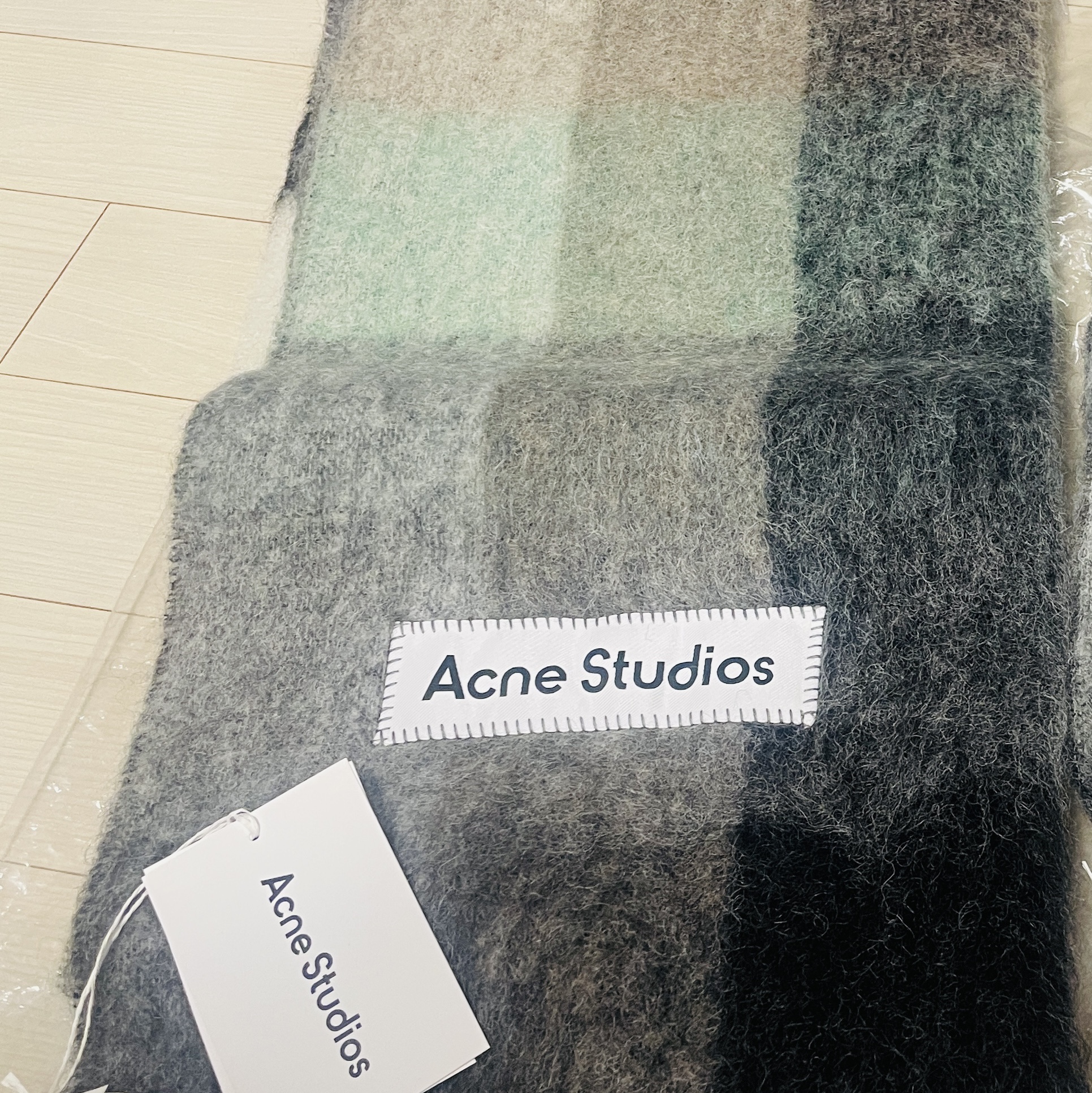 Acne Studios Mohair Check Muffler Grey Green Black 착용 스타일