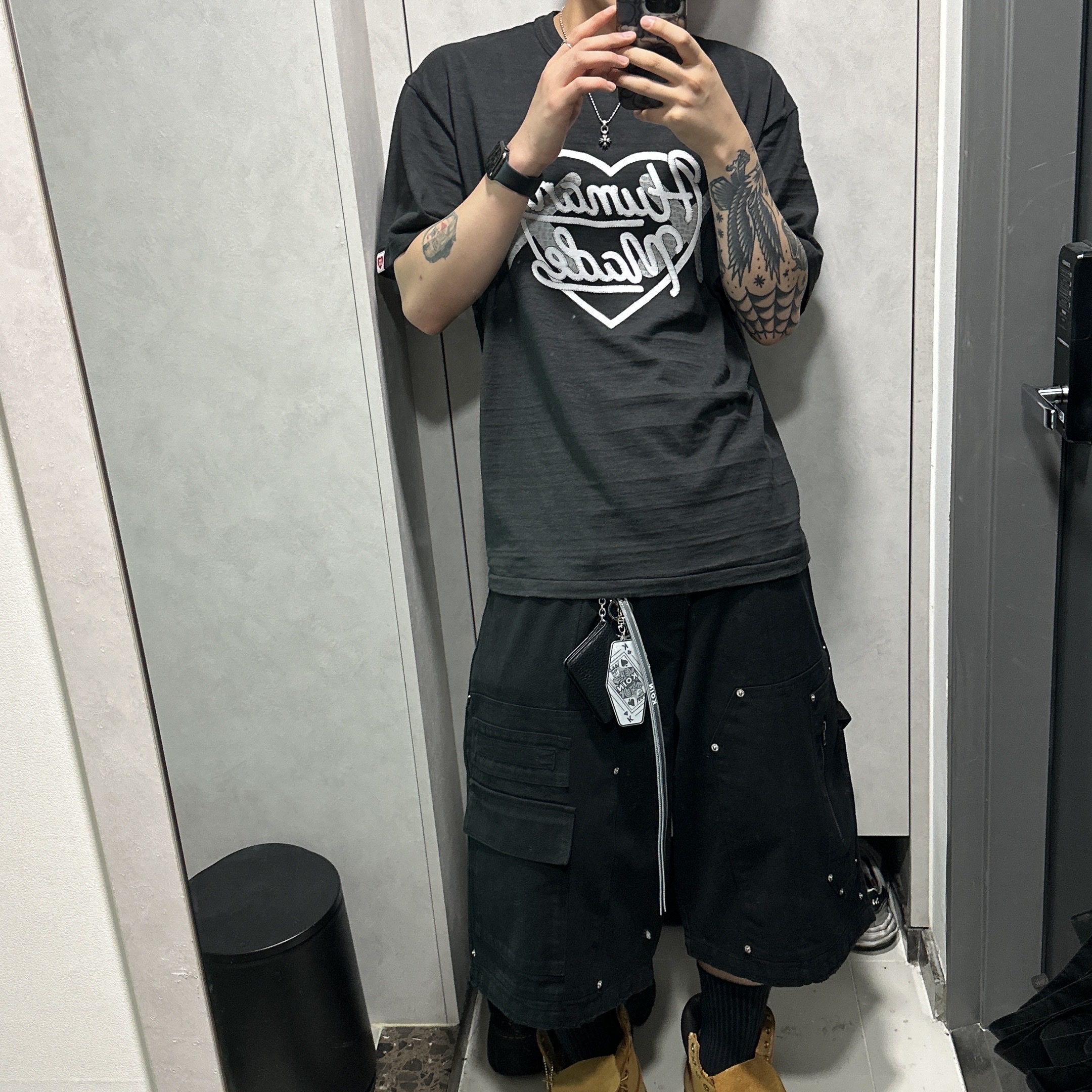 Human Made x Kaws Graphic T-Shirt #1 Black, Nos Couleurs x Koin Rivet Carpenter Shorts Black 착용 스타일 - 2